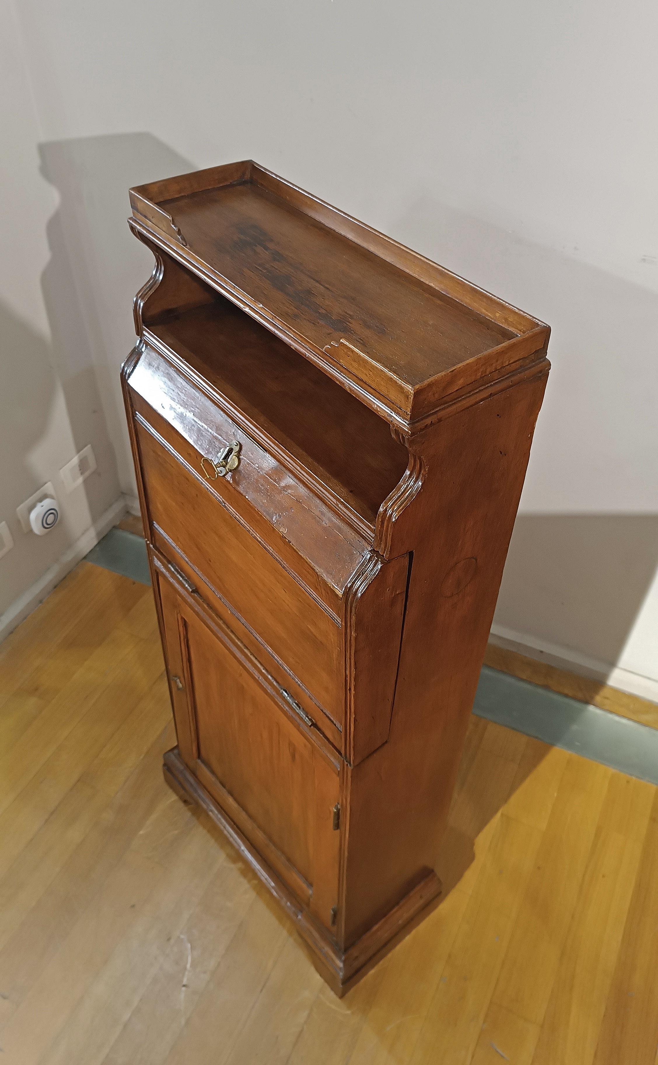 ZWEITE HÄLFTE DES 19. JAHRHUNDERTS KLEINER STEHSCHREIBTISCH (Walnuss) im Angebot