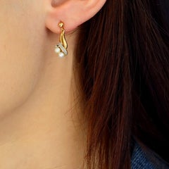 Second Hand Cultured Pearls Diamonds 18 Karat Yellow Gold Dangle Earrings