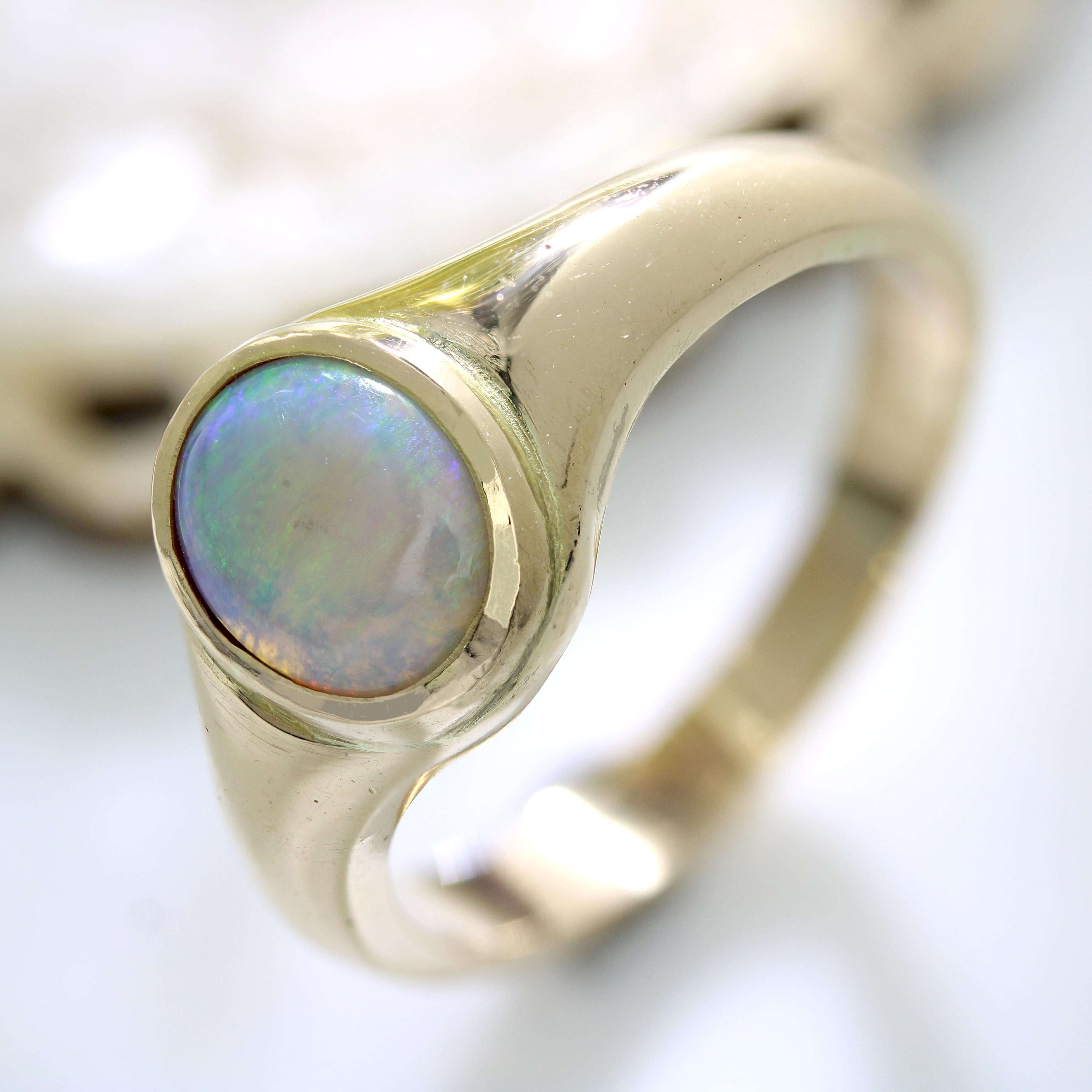 Bague jonc en or jaune 18 carats avec opale de deuxième main en vente 4