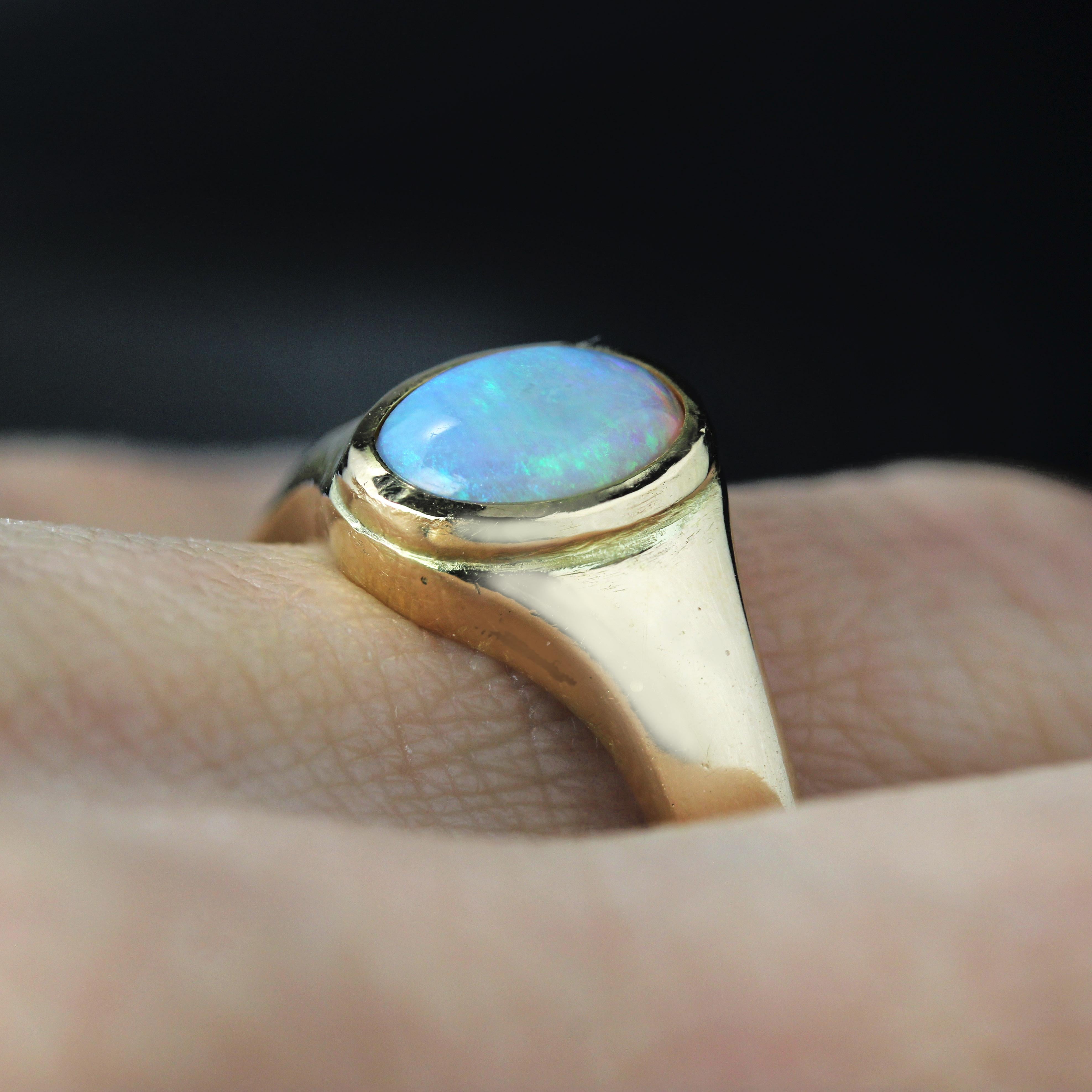 Bague jonc en or jaune 18 carats avec opale de deuxième main en vente 6