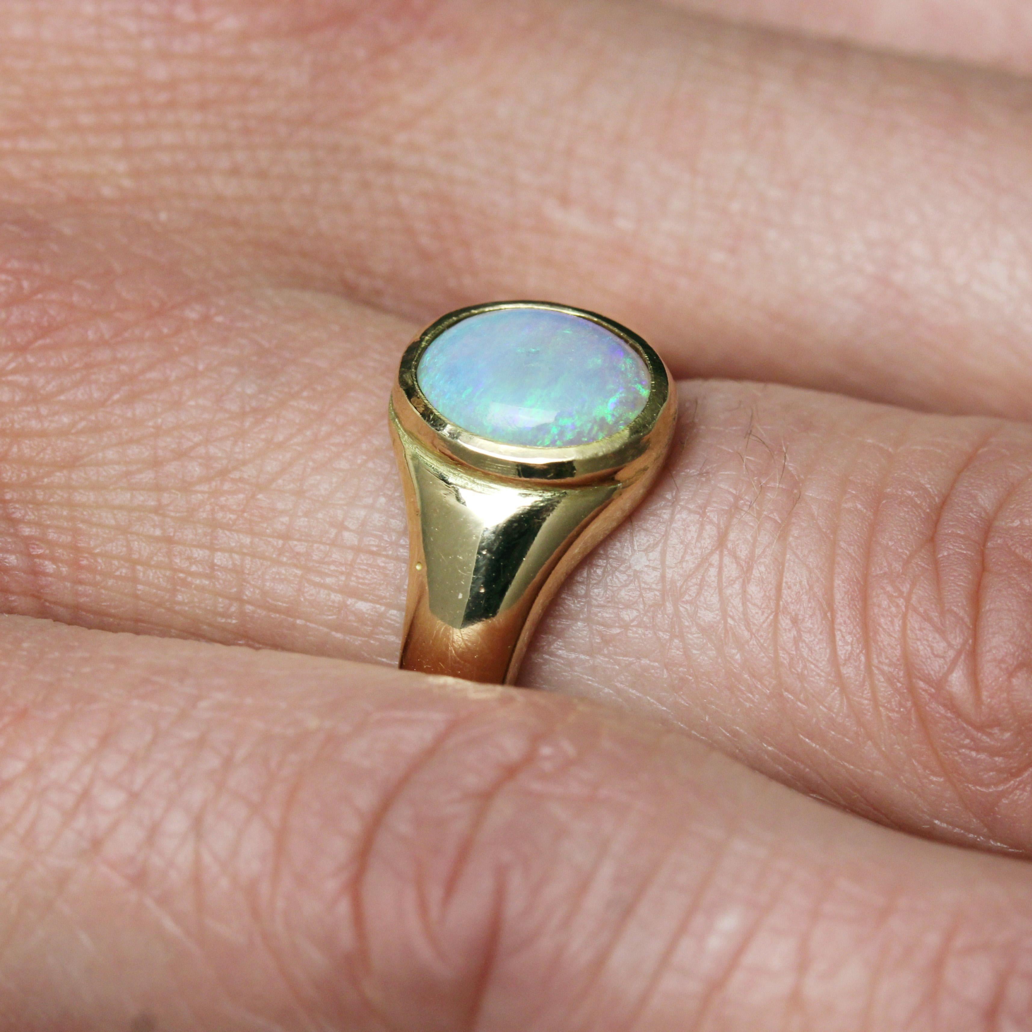 Bague jonc en or jaune 18 carats avec opale de deuxième main en vente 7