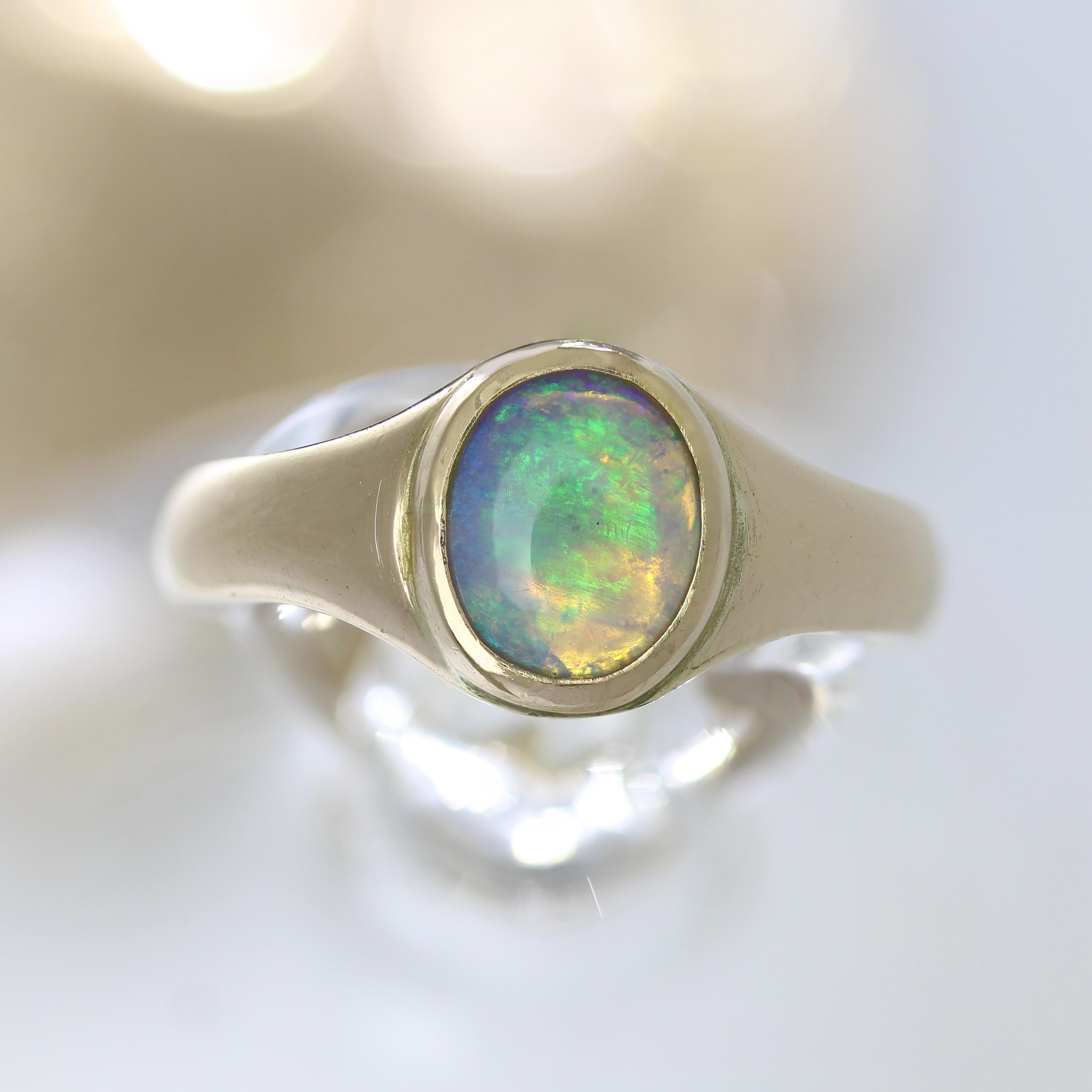 Moderne Bague jonc en or jaune 18 carats avec opale de deuxième main en vente
