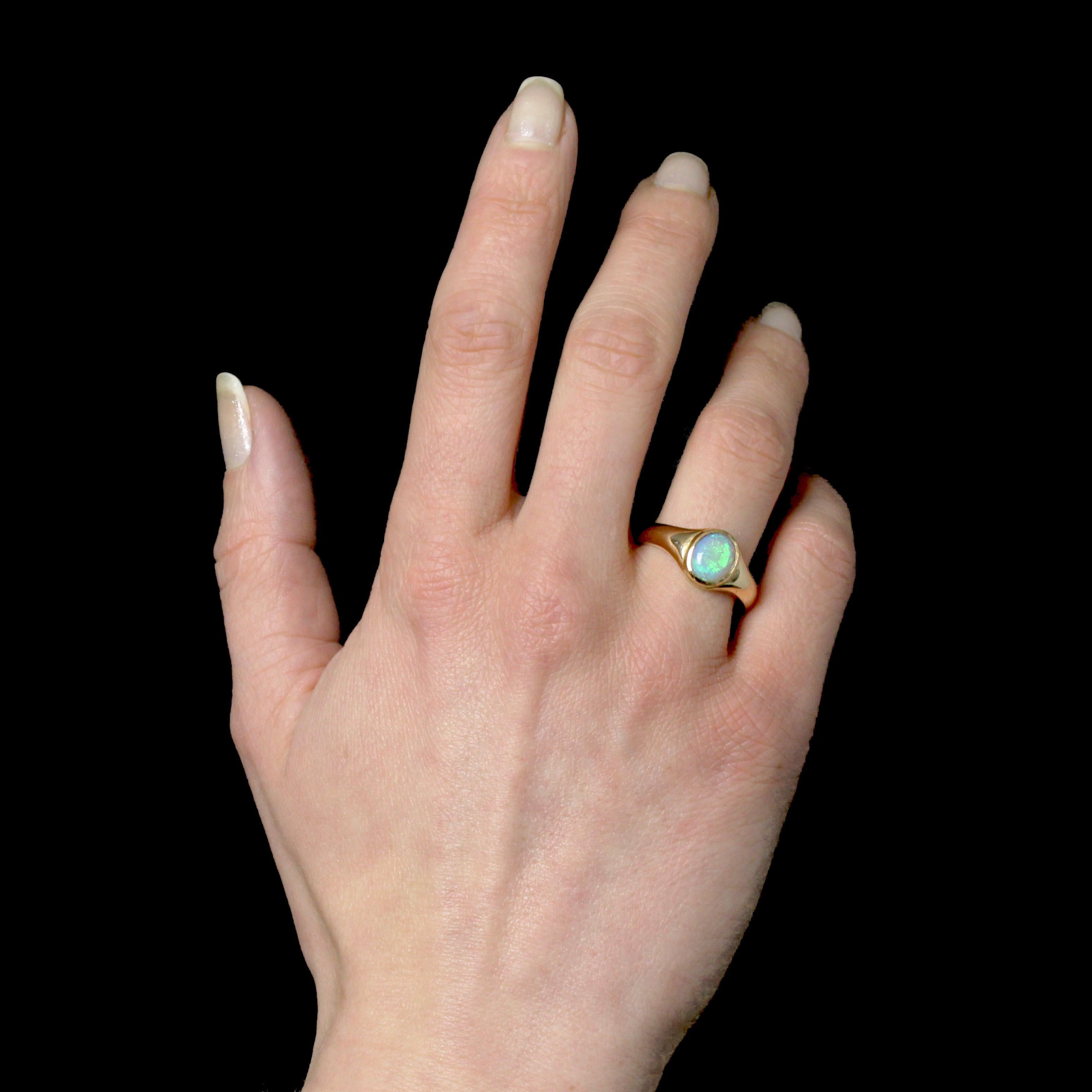 Taille cabochon Bague jonc en or jaune 18 carats avec opale de deuxième main en vente