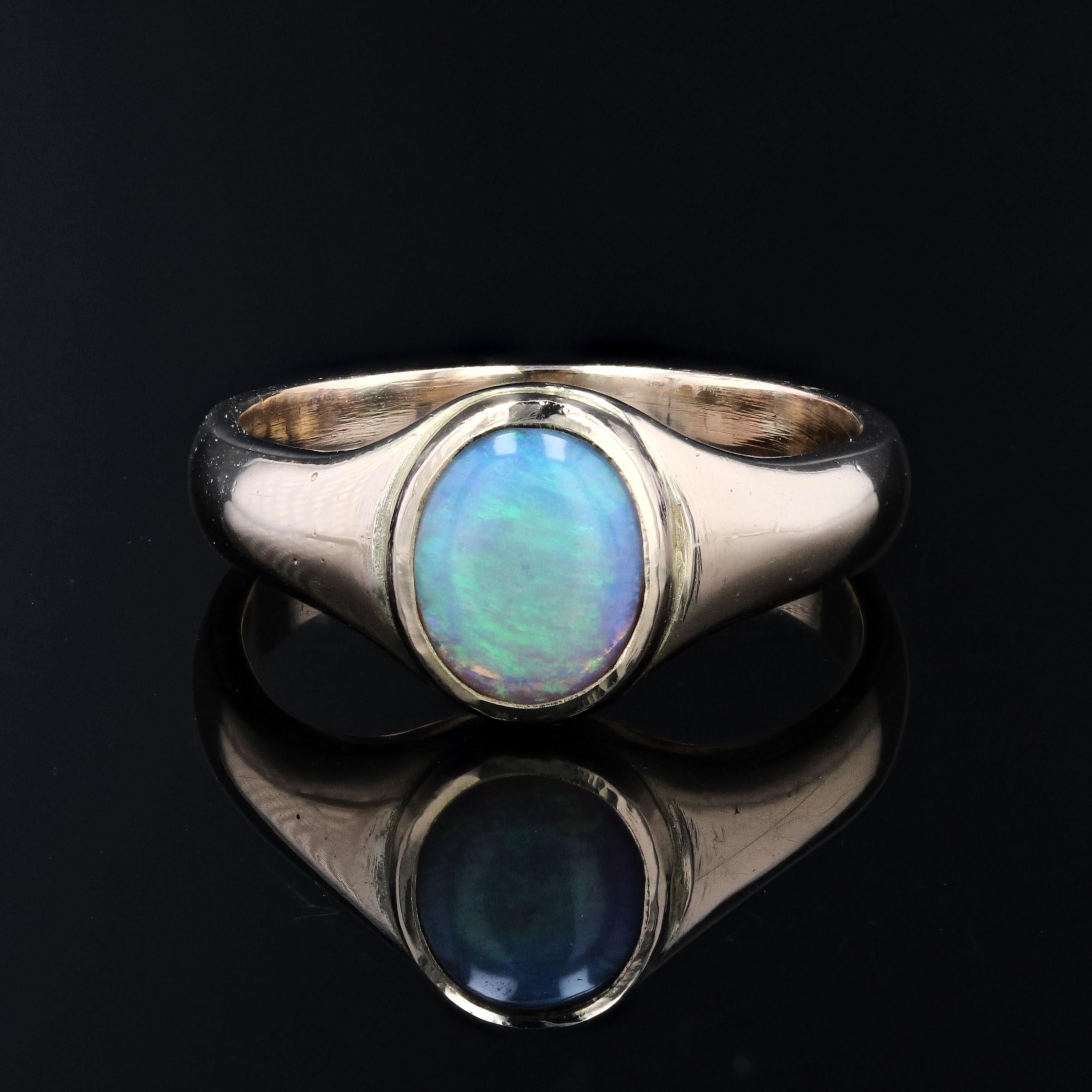 Bague jonc en or jaune 18 carats avec opale de deuxième main Excellent état - En vente à Poitiers, FR
