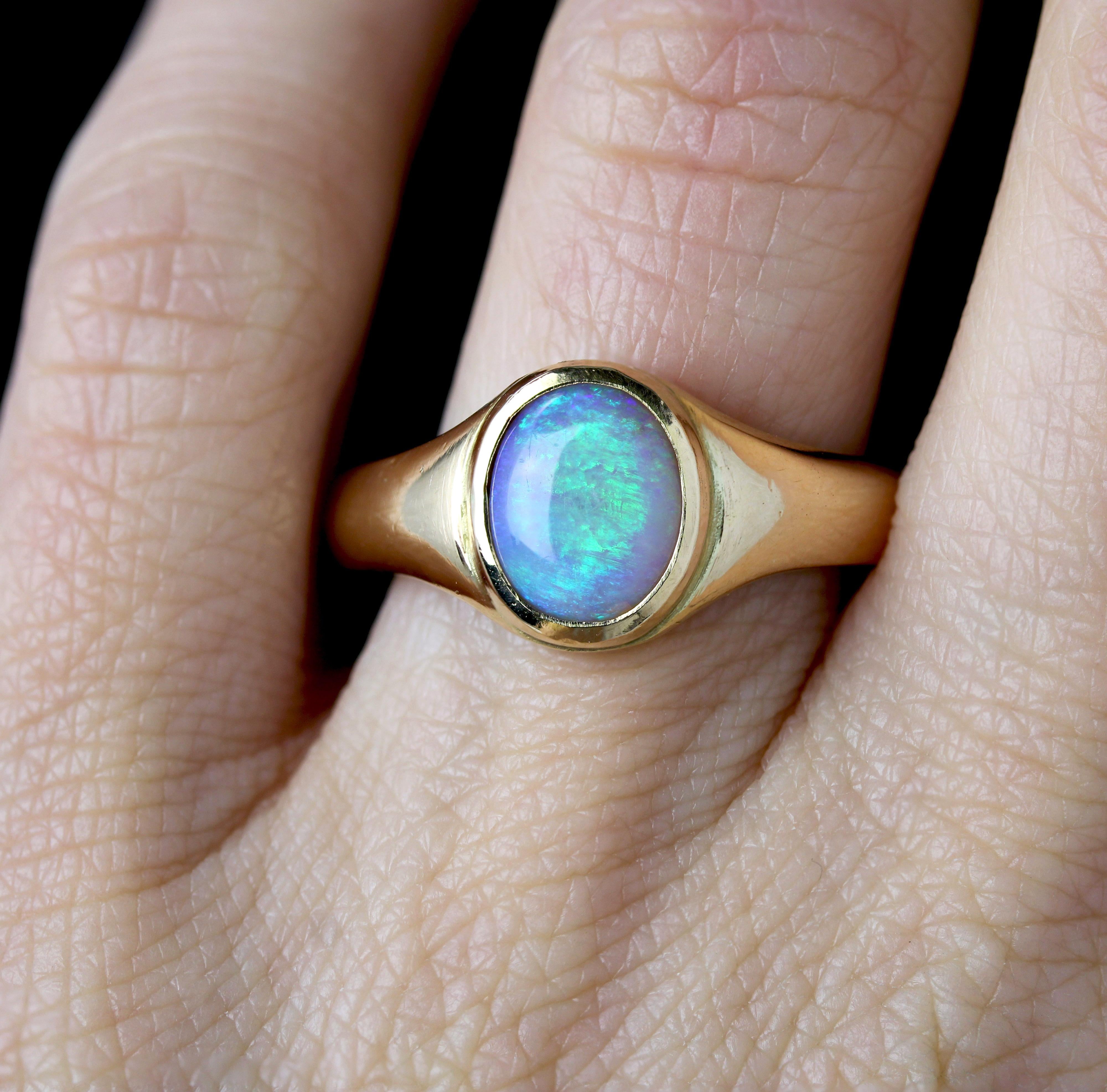 Bague jonc en or jaune 18 carats avec opale de deuxième main Unisexe en vente