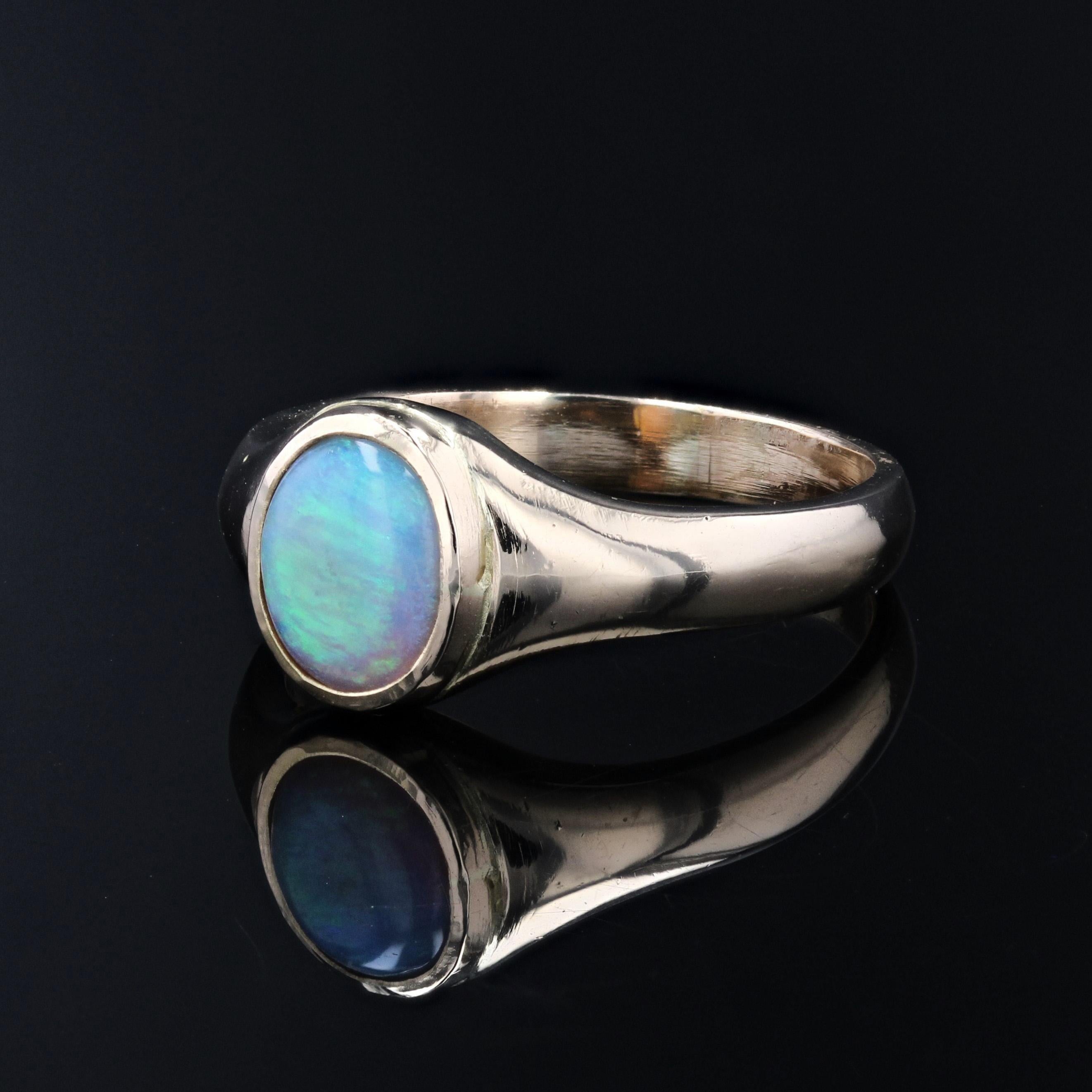 Bague jonc en or jaune 18 carats avec opale de deuxième main en vente 1