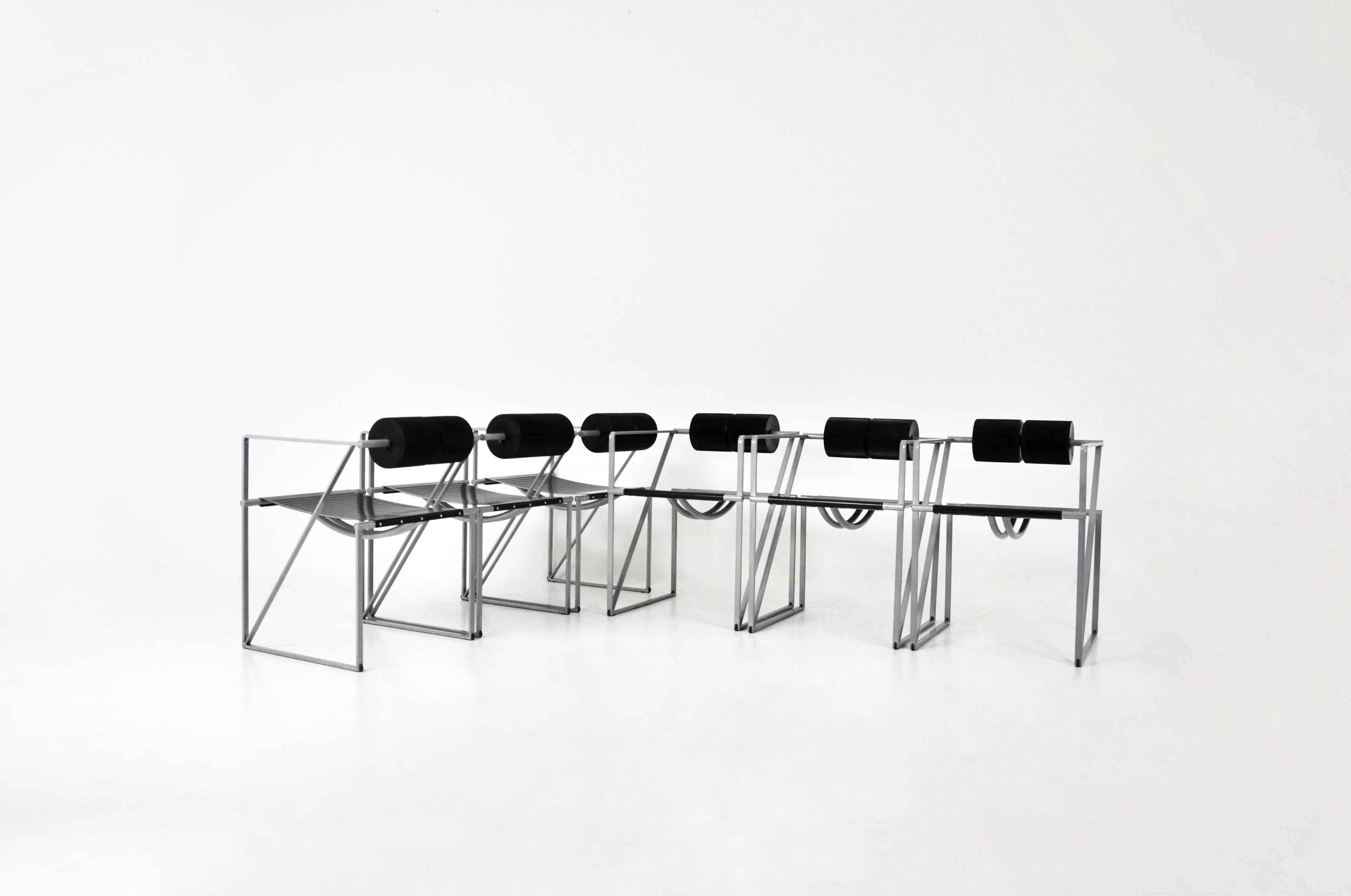Set di 6 sedie grigie e nere di Mario Botta. Alias timbrato. Altezza della seduta: 46 cm. Usura dovuta al tempo e all'età delle sedie.
Per la spedizione, richiedici di ricevere il miglior prezzo.