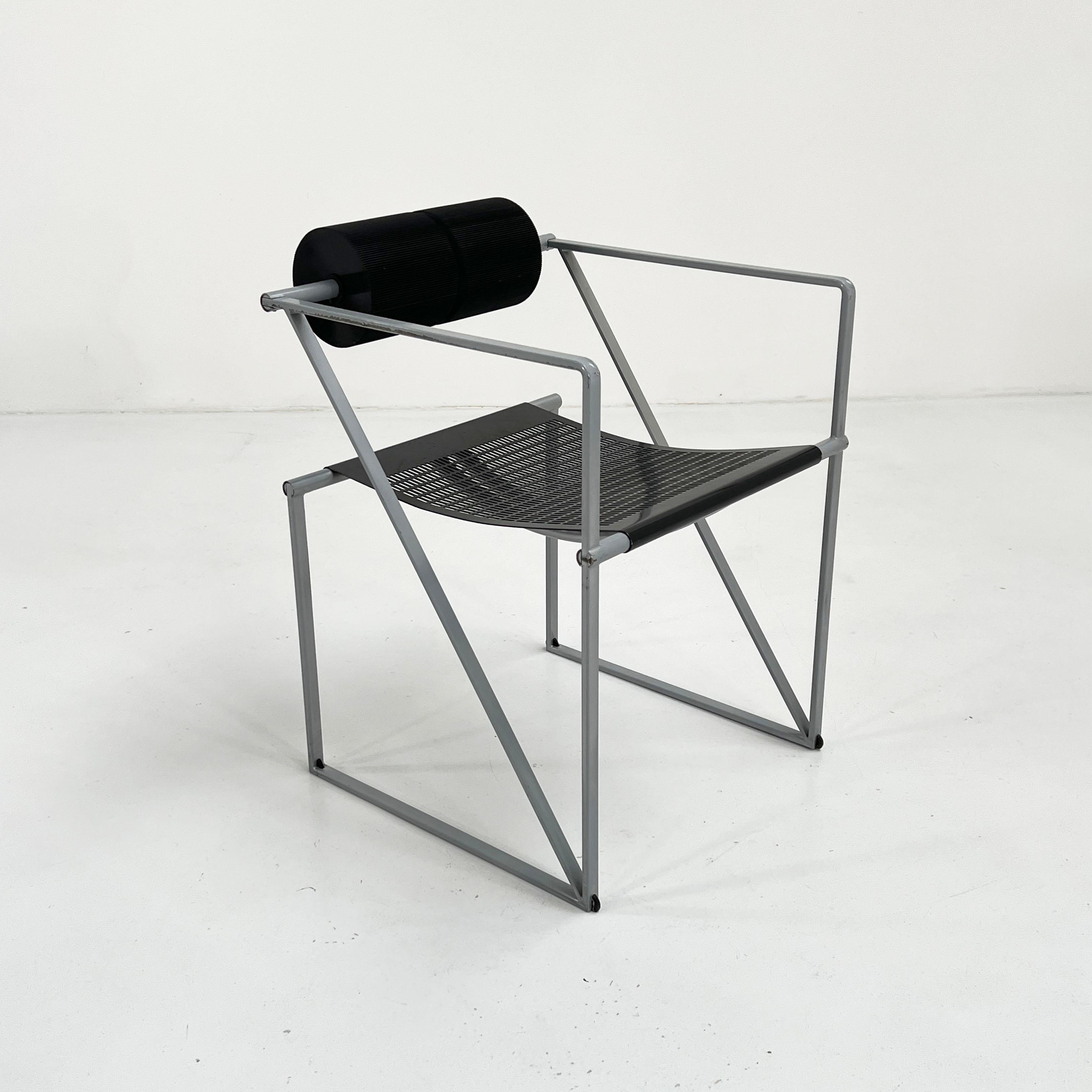 Designer - Mario Botta
Produzent - Alias
Modell - Seconda Stuhl
Designzeitraum - Achtziger Jahre
Maße - Breite 52 cm x Tiefe 51 cm x Höhe 71 cm x Sitzhöhe 47 cm
MATERIALIEN - Metall
Farbe - Schwarz, Grau
Bemerkungen - Leichte Abnutzung durch Alter