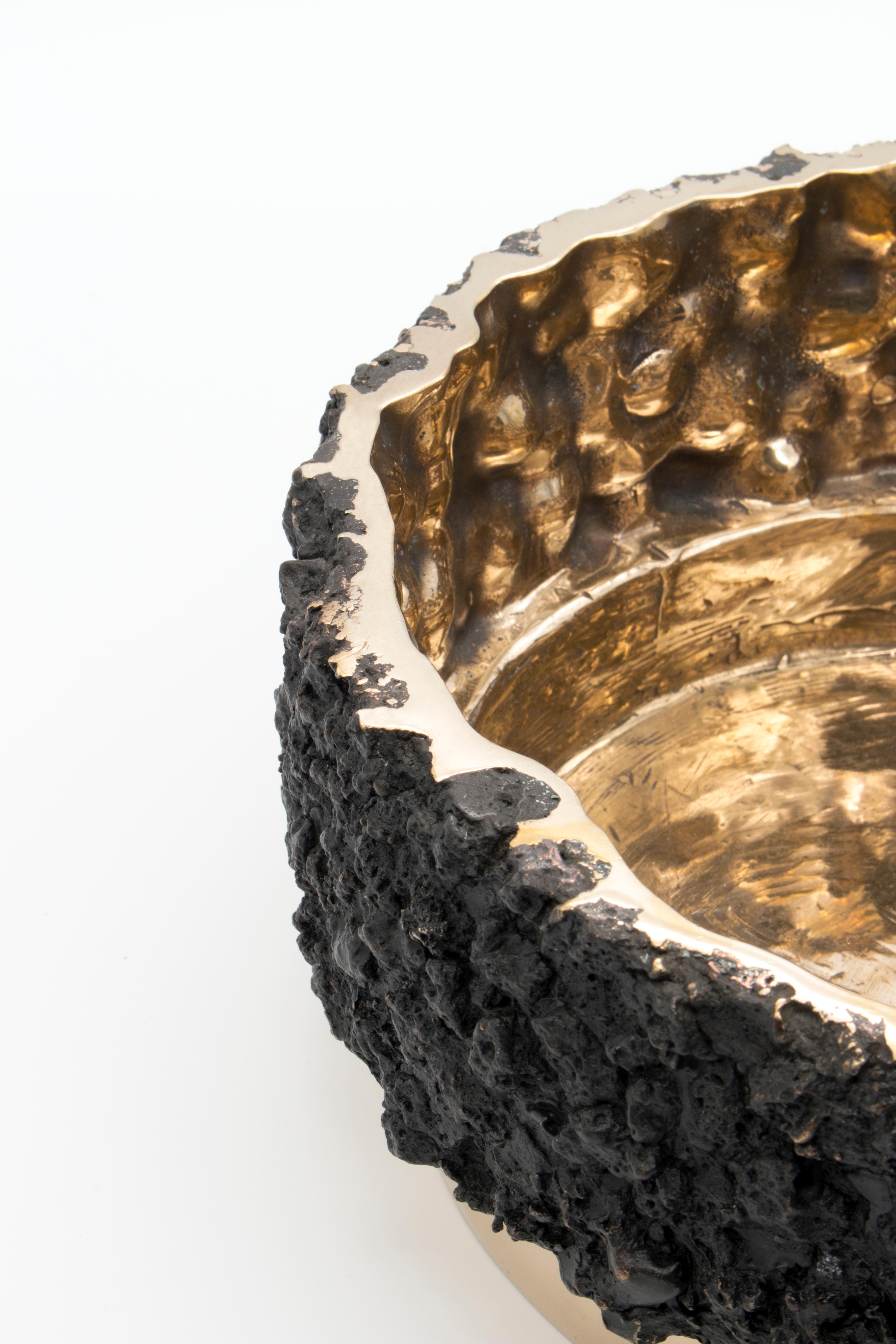 italien Secondo Fuoco Vase plat contemporain en bronze et scories en vente