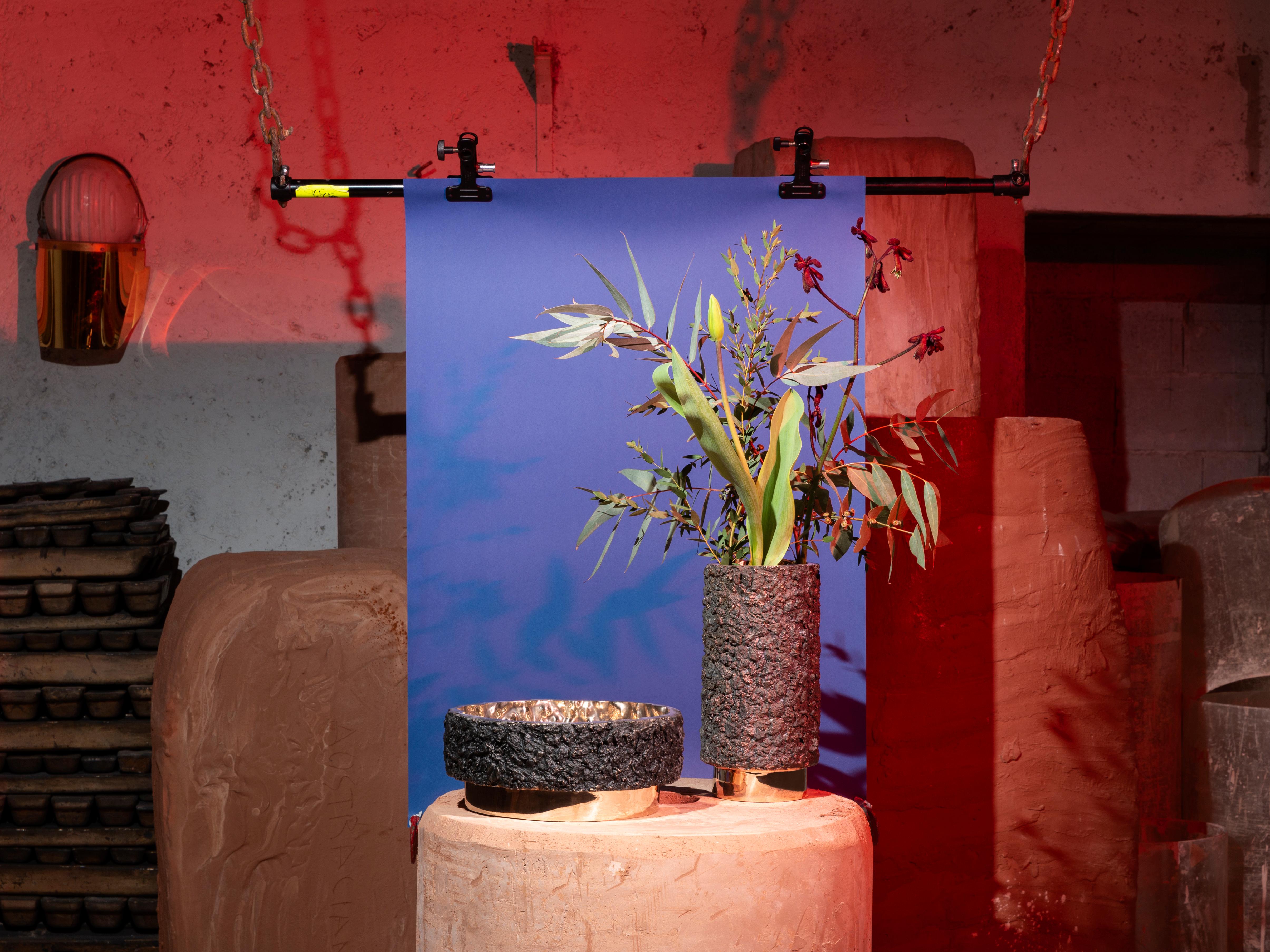 Moulage Vase haut contemporain Secondo Fuoco en bronze et stratifié en vente