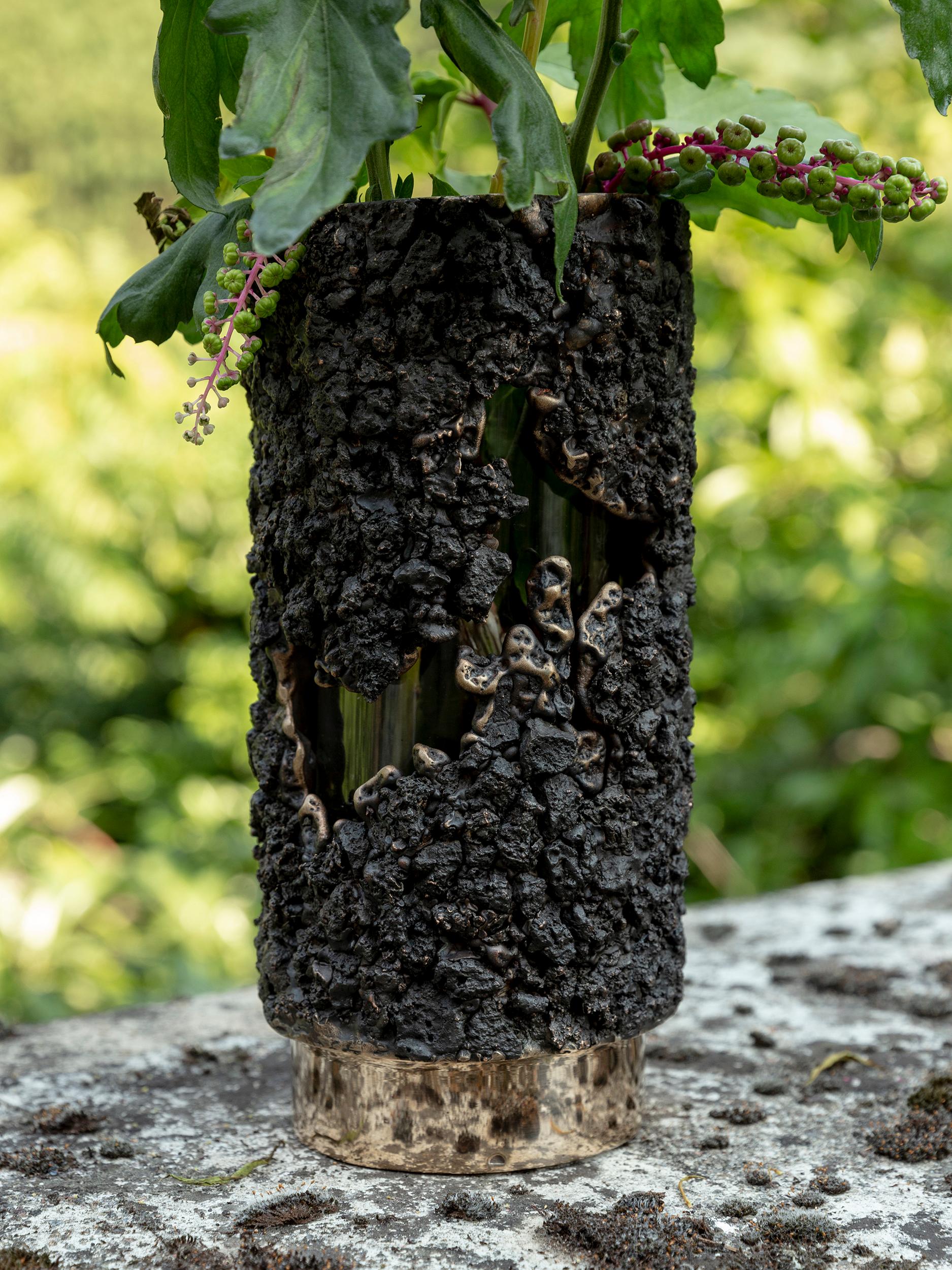 Bronze Vase haut contemporain Secondo Fuoco en bronze et stratifié en vente