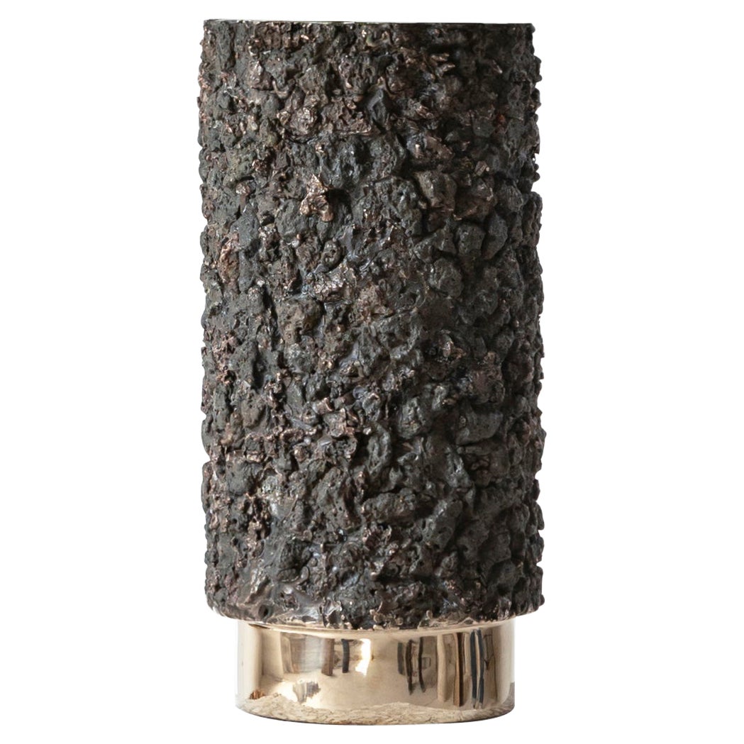 Secondo Fuoco Zeitgenössische hohe Vase in Bronze und Lack im Angebot