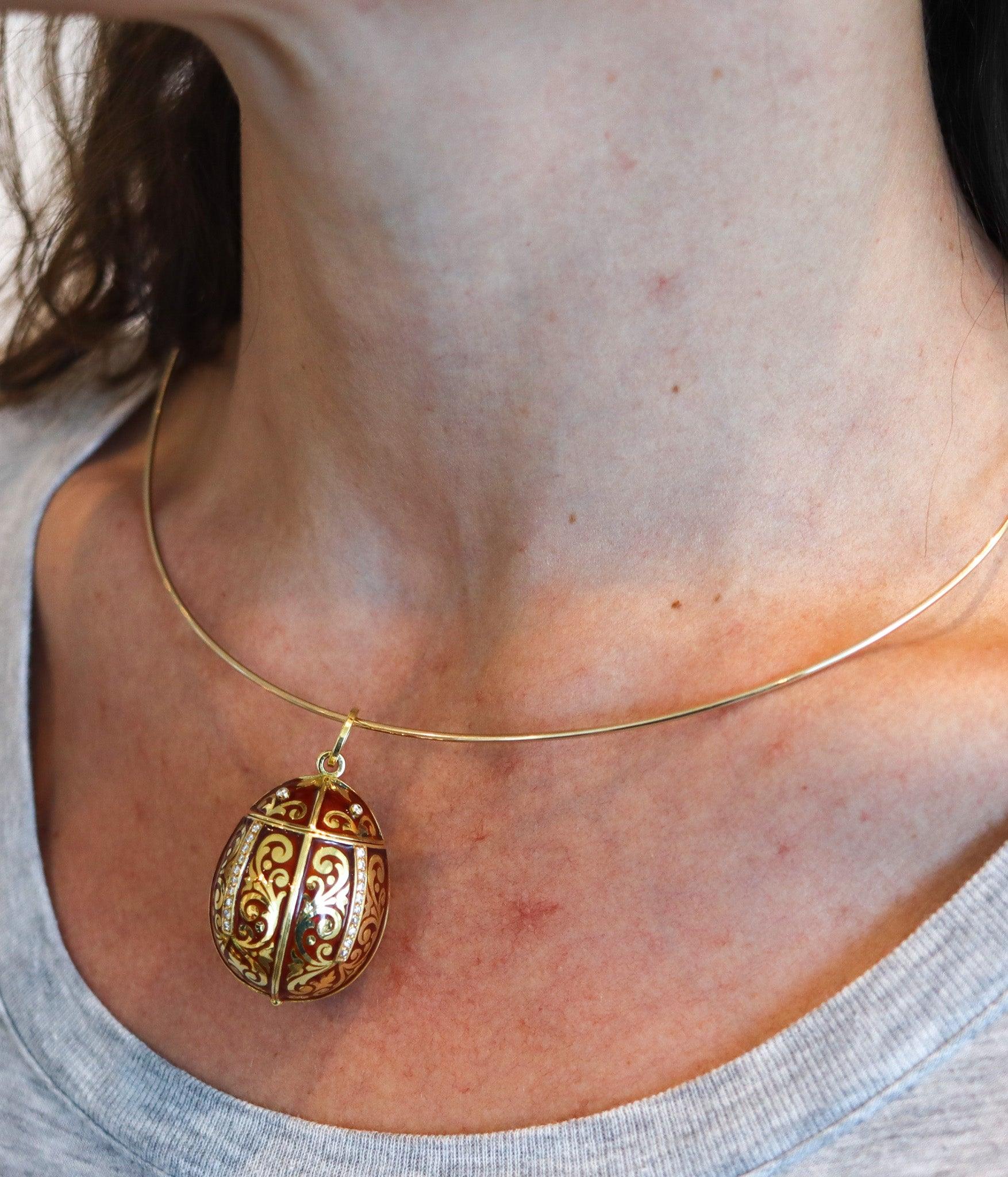Pendentif en forme de boîte à secrets en forme d'œuf émaillé.

Il s'agit d'un pendentif en forme d'œuf très inhabituel, créé en Europe dans les années 1960. Le pendentif a été réalisé avec des motifs néoclassiques en or jaune massif de 18 carats