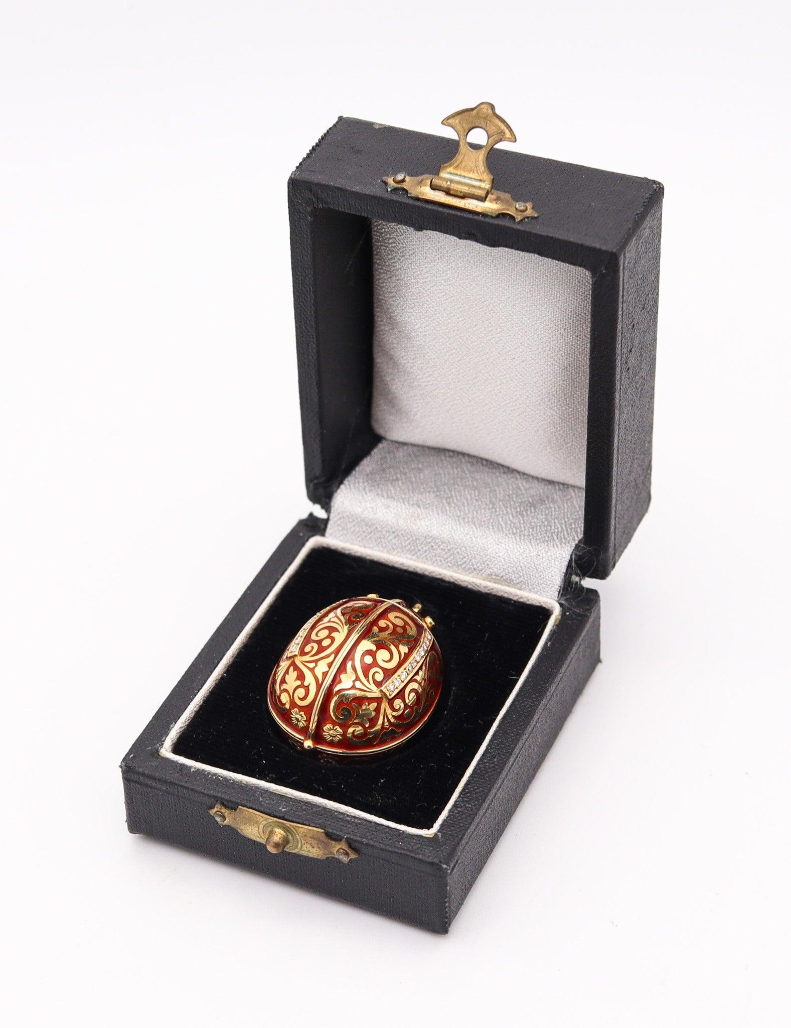 Néoclassique Boîte SECRET en forme d'œuf émaillé en or 18 carats avec diamants en vente