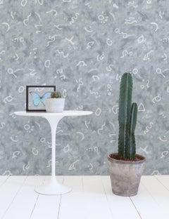 Papel pintado de diseño Secret Language en angora 'Gris pálido y gris azulado'