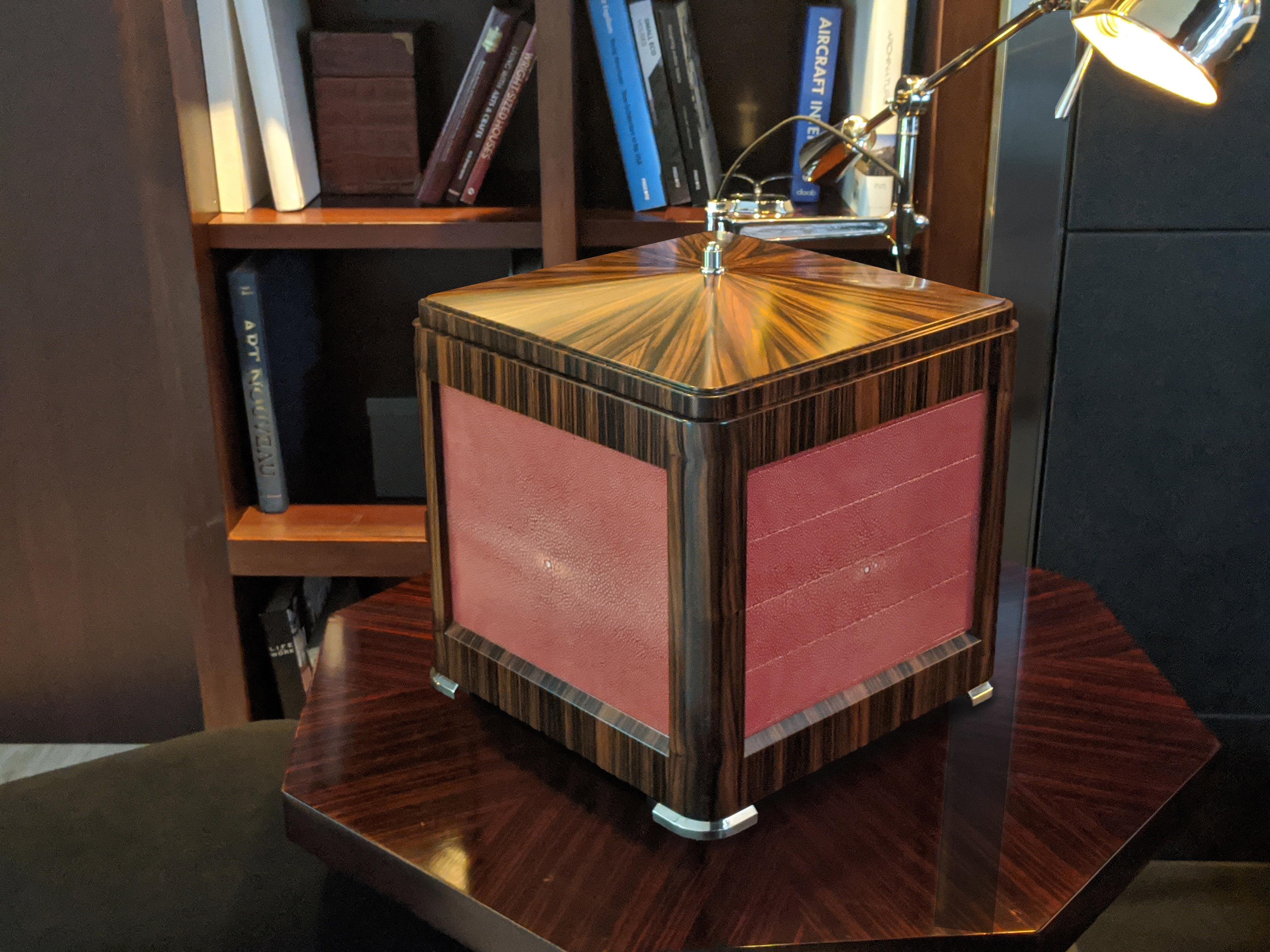 Caja expositora para bolígrafos secretos. Ébano de Macassar y Shagreen. Interior de cuero rojo Chapado en venta