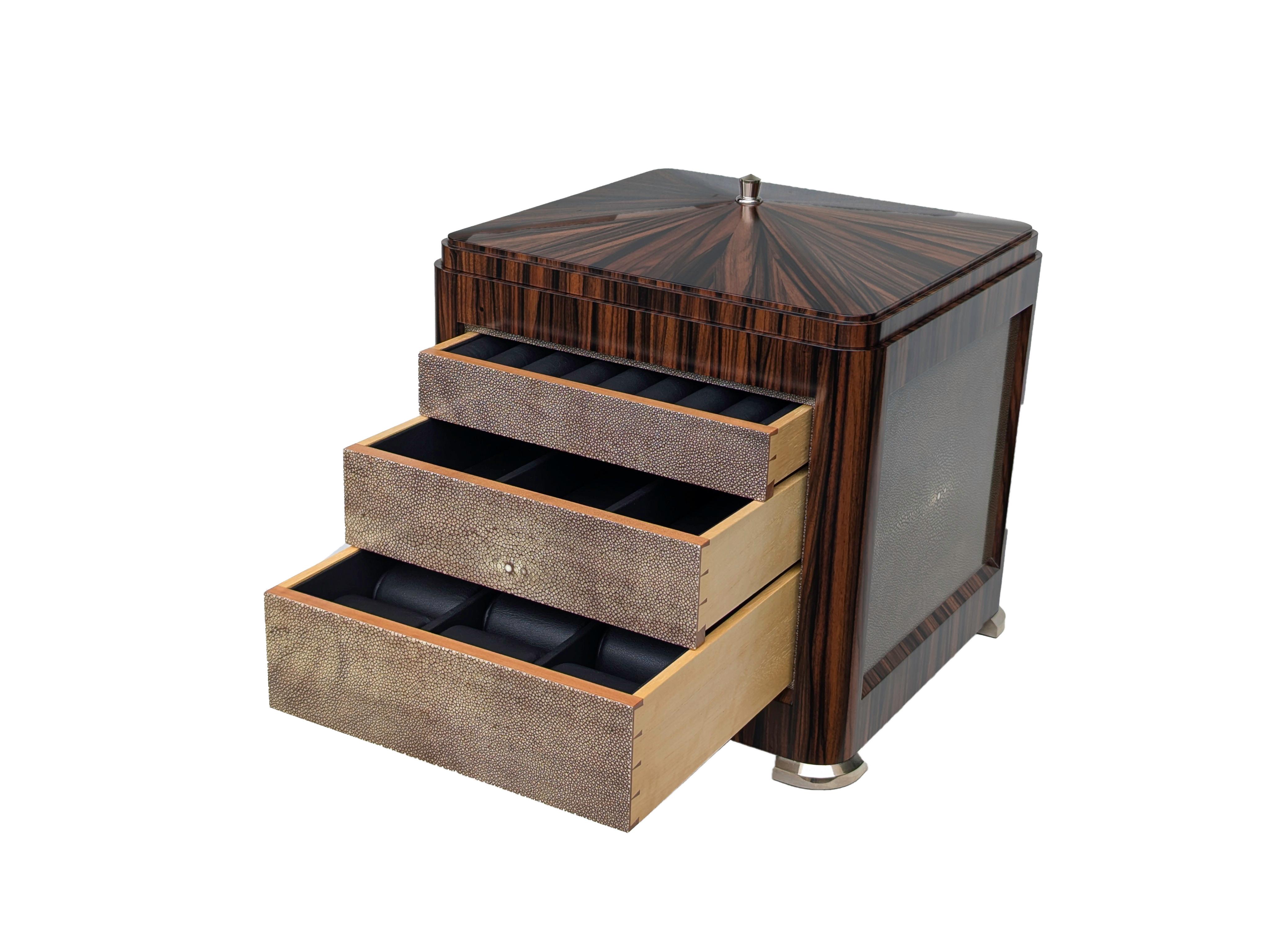 Esta intrigante caja de cajones tiene cuatro mecanismos de apertura independientes muy secretos y permite guardar relojes, joyas, incluidos anillos, gemelos y pendientes.   Se creó en su totalidad en nuestras salas de trabajo de Toowoomba