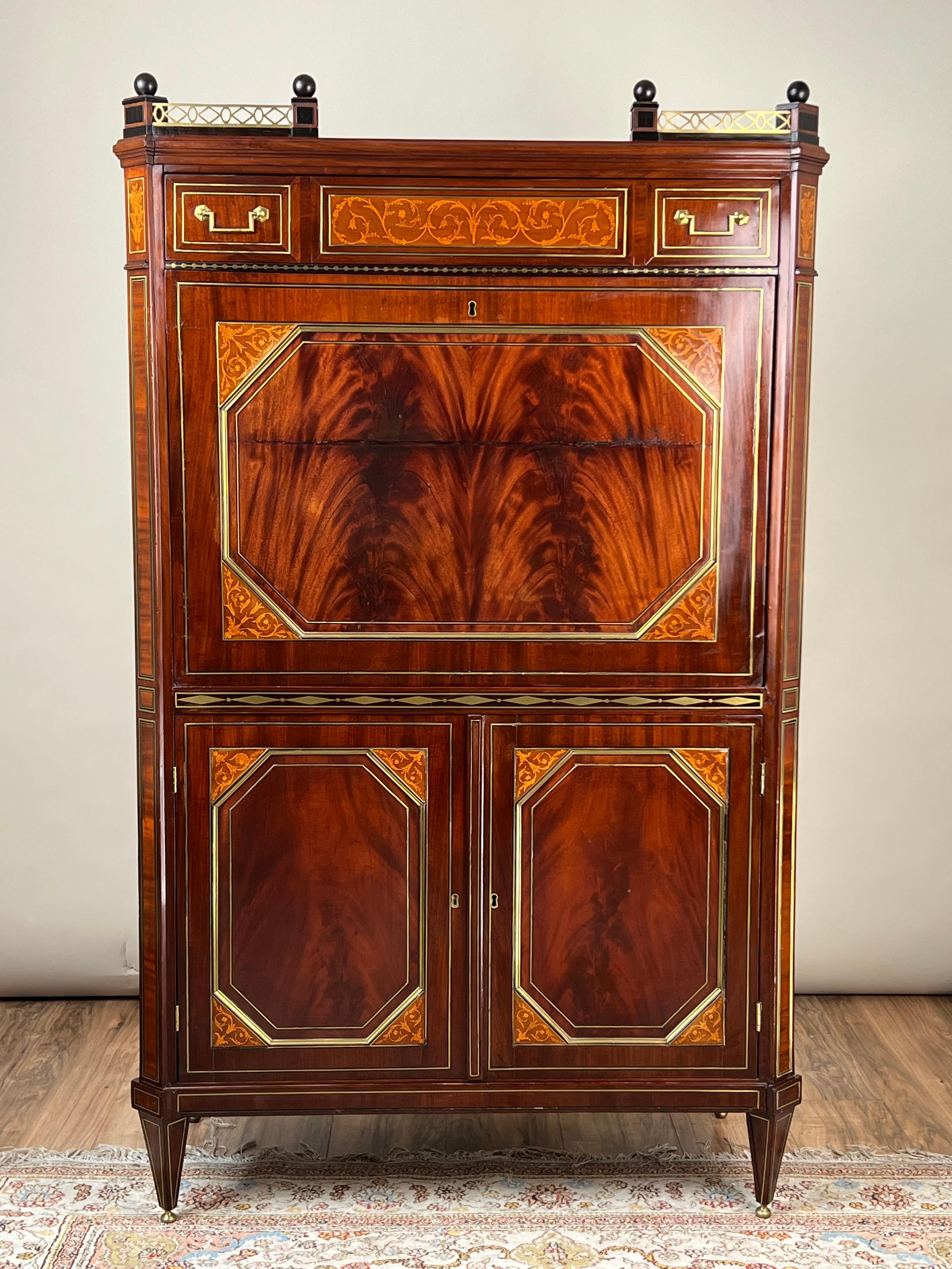 Ce Secrétaire à Abattant, fabriqué dans le style français Louis XVI à la fin du XIXe siècle, reste un exemple frappant de l'élégance néoclassique et de la maîtrise de l'artisanat. Les riches placages d'acajou, au grain magnifique et fluide, sont
