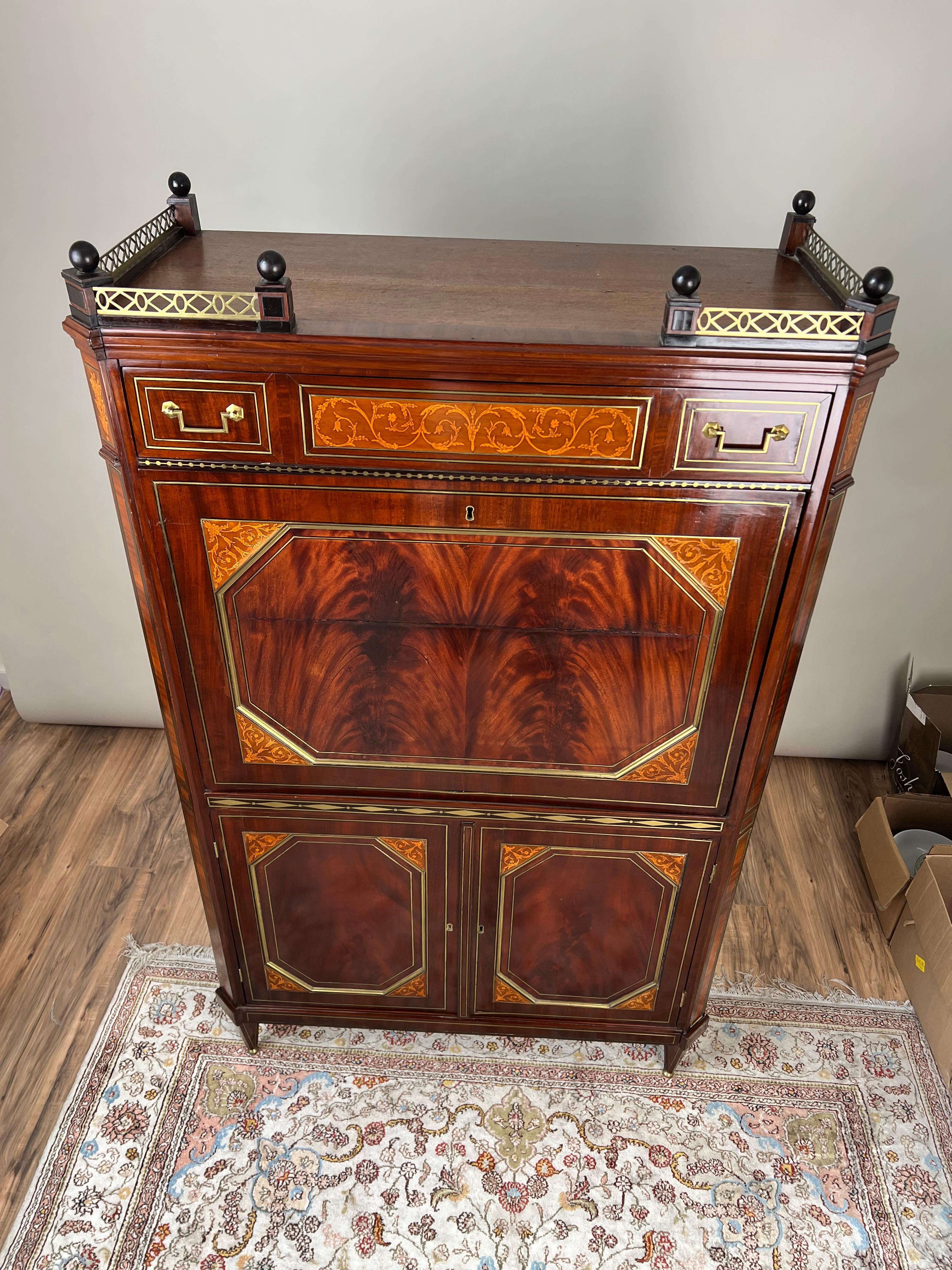 Secrétaire à abattant d'époque French Louis XVI Style Secretary c. Fin du 19ème siècle. Bon état - En vente à Westfield, MA
