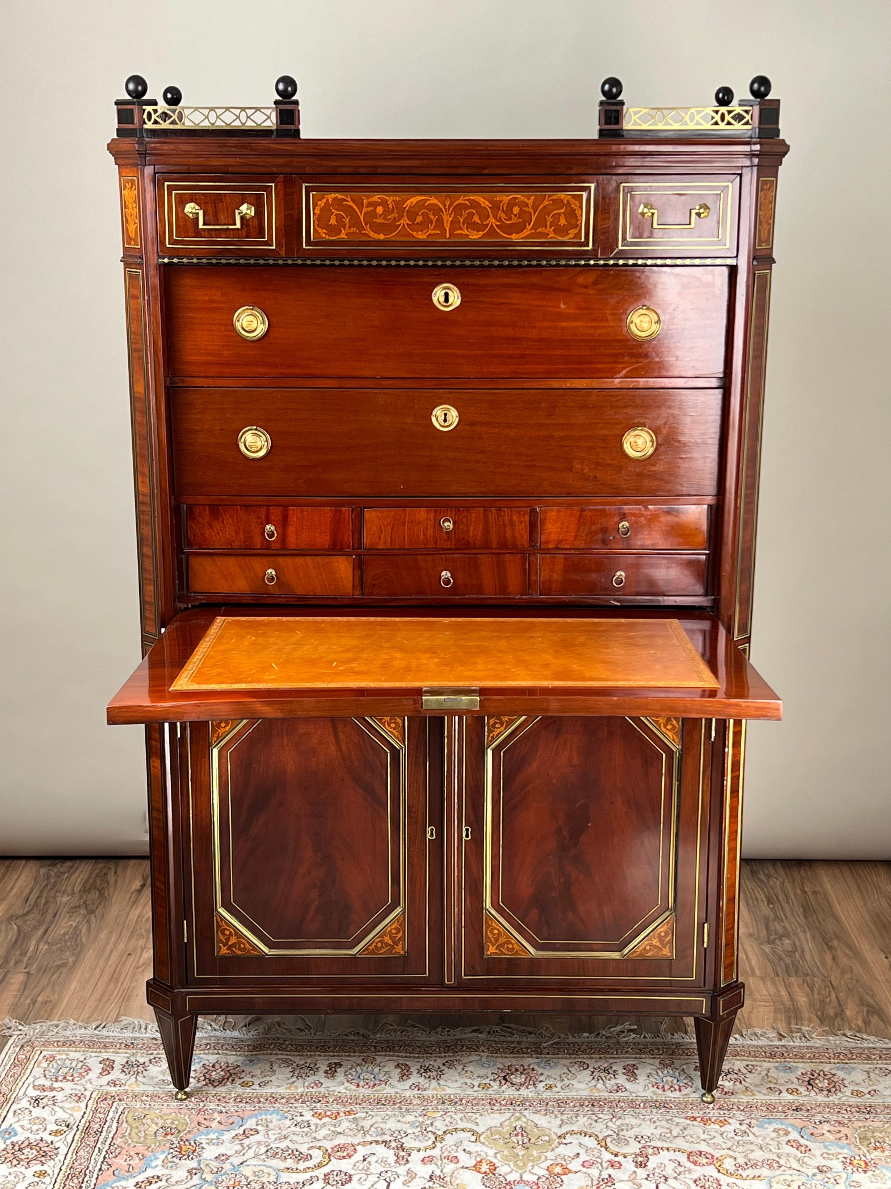 XIXe siècle Secrétaire à abattant d'époque French Louis XVI Style Secretary c. Fin du 19ème siècle. en vente