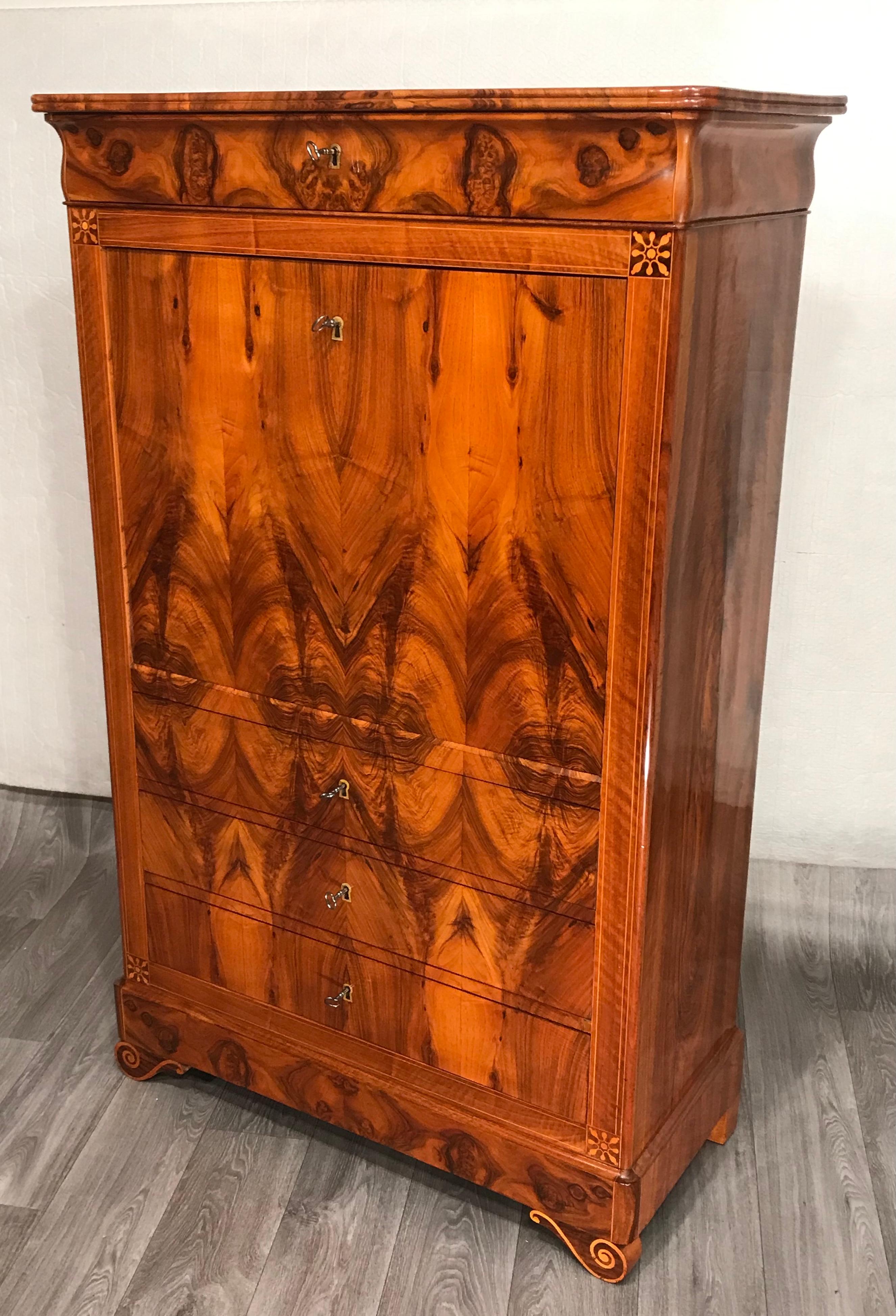 This secretaire a abattant or drop front desk is an absolute masterpiece. It dates back to around 1840 and was made in France. We can determine its place of origin because of a gold embossed coat of arms on the green leather of the writing top. It