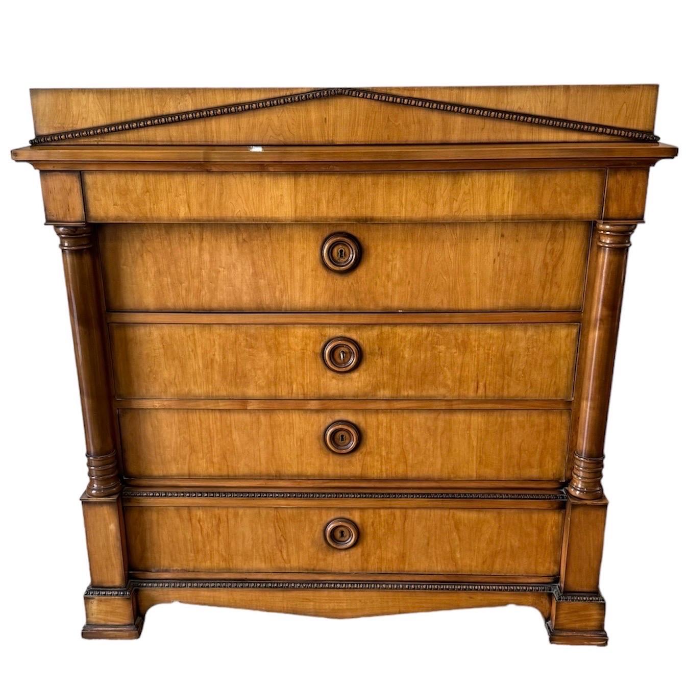 Importante segretario da sfoggiare in salotto o in camera da letto, di ottime dimensioni e in ottime condizioni, ha solo un difetto sulla copertina che presenta una piccola bruciatura lunga circa 5 cm