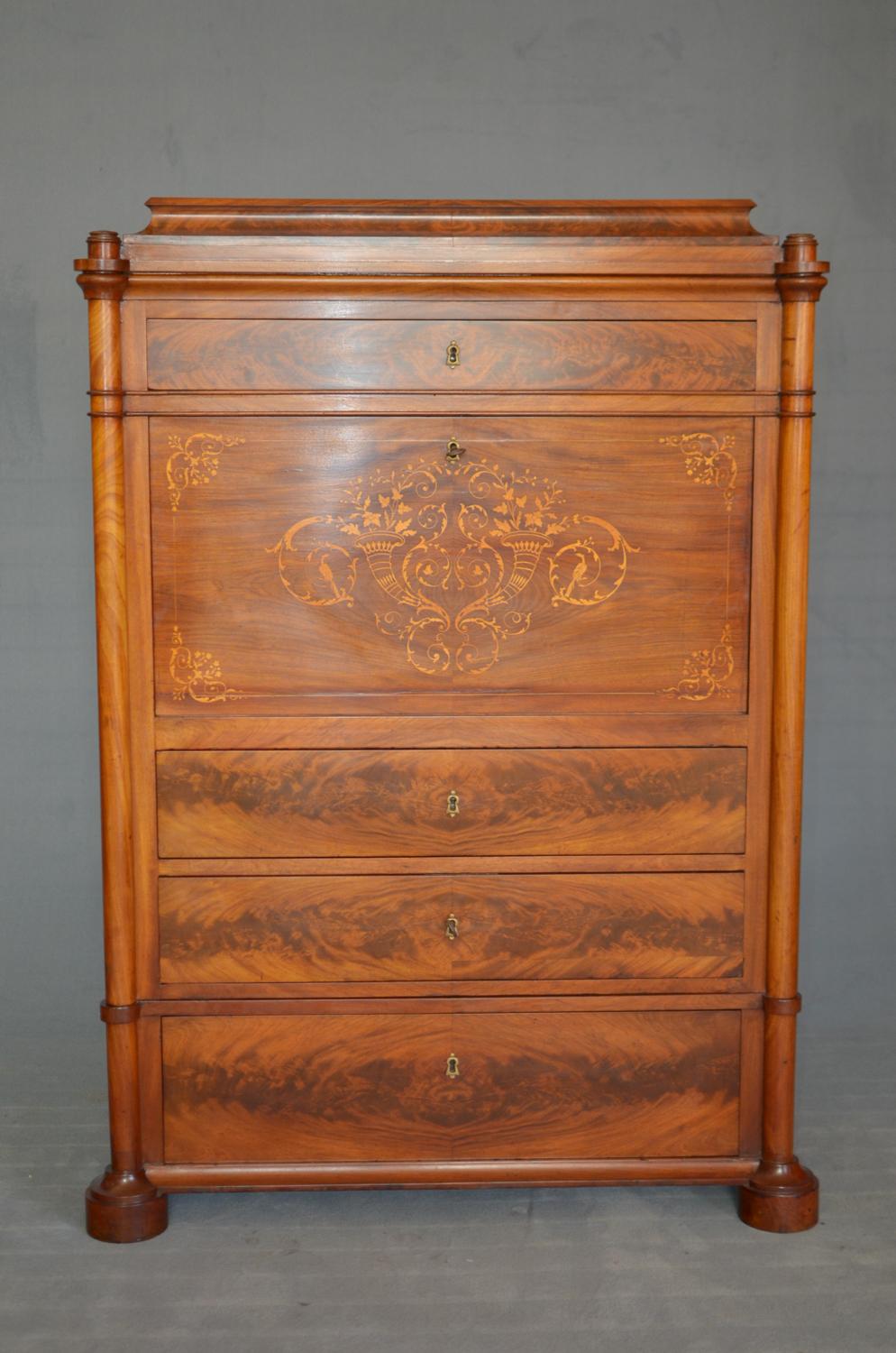 Secretaire Biedermeier inlaid in light mahogany and elm in Danish origin dated 1825 restored. The secretaire is composed of four large external drawers and a large internal space divided into small drawers and a central door. To open the central