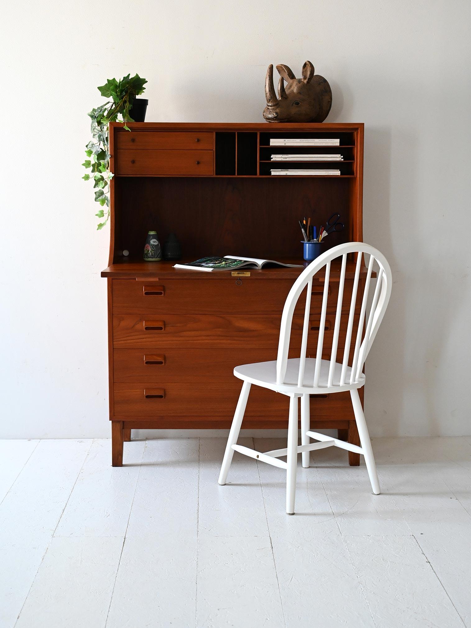 Sekretär aus Teakholz mit Klappe, drei unteren Schubladen und Innenfach mit kleinen Schubladen und Einlegeböden.

Eleganter skandinavischer Sekretär aus Teakholz, entworfen von Børge Mogensen und hergestellt von Søborg Møbler in den 1960er Jahren.