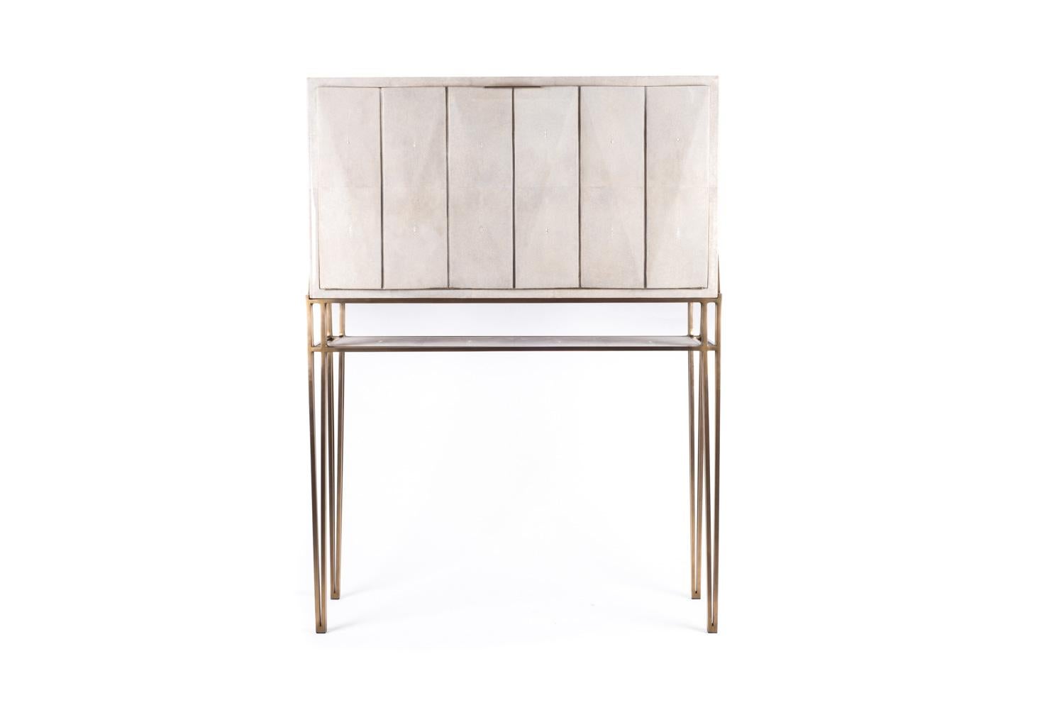 Art Déco Scrivania Secrétaire in zigrino crema e ottone bronzo-patina di R & Y Augousti in vendita