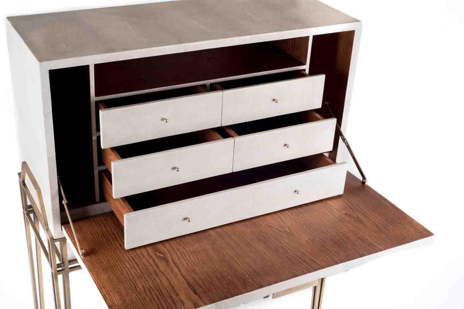Filippino Scrivania Secrétaire in zigrino crema e ottone bronzo-patina di R & Y Augousti in vendita