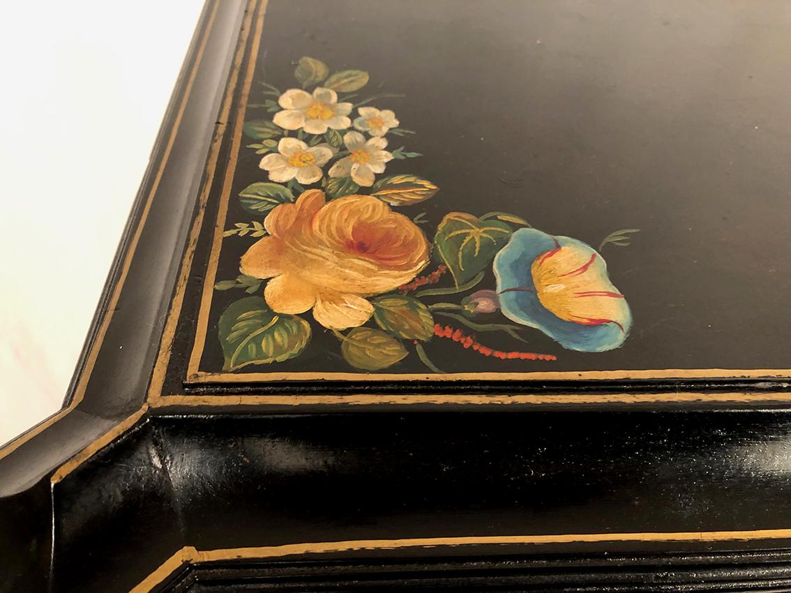 Secrétaire en bois laqué à riches décors de fleurs sur fond noir, XIXe For Sale 4