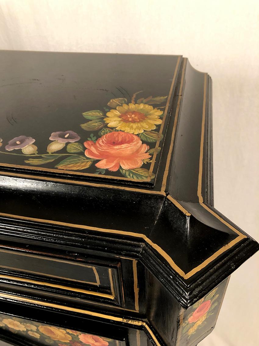 Secrétaire en bois laqué à riches décors de fleurs sur fond noir, XIXe For Sale 5
