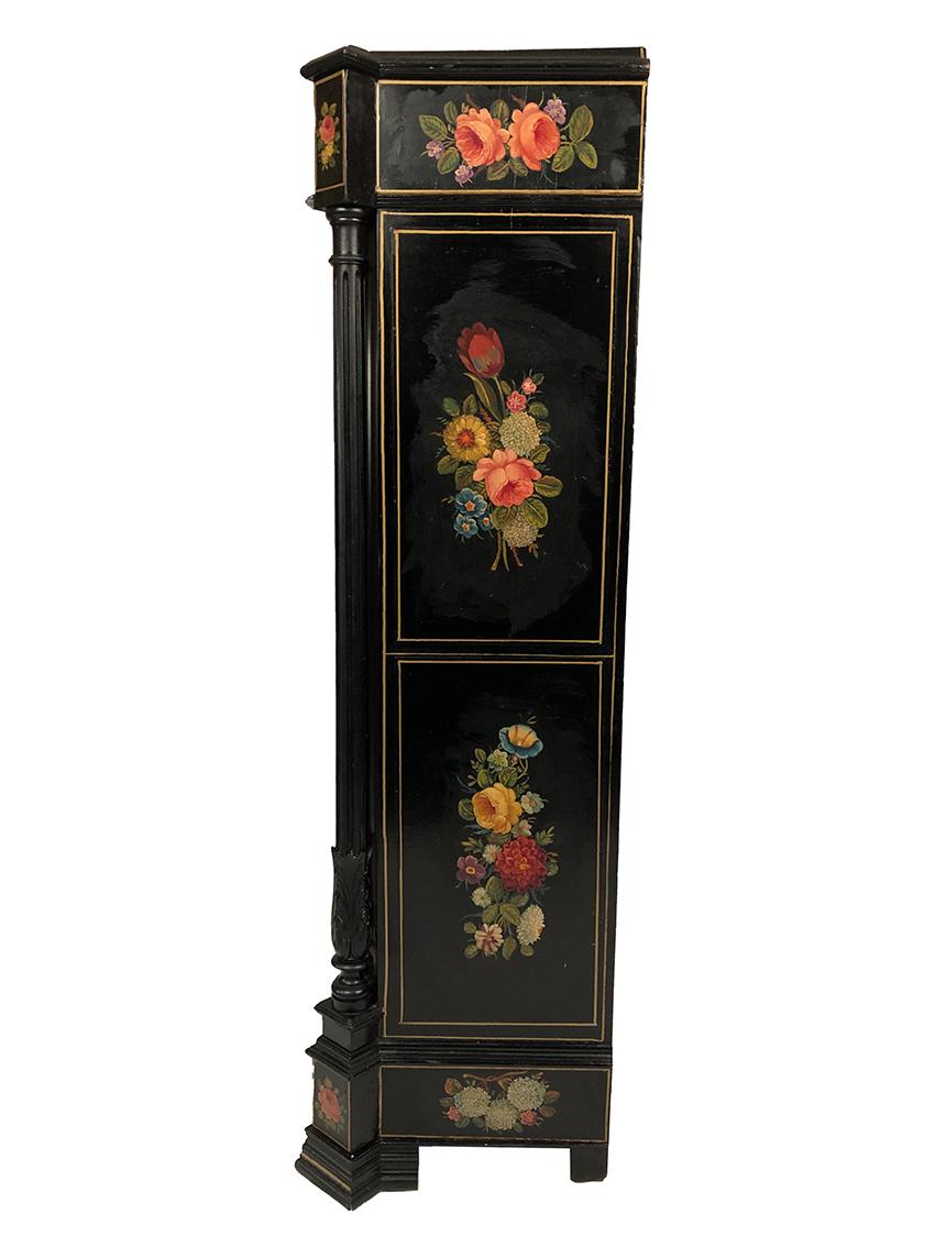 Secrétaire en bois laqué à riches décors de fleurs sur fond noir, XIXe For Sale 10