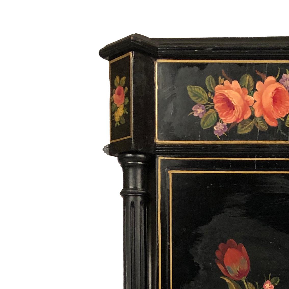 Secrétaire en bois laqué à riches décors de fleurs sur fond noir, XIXe For Sale 11