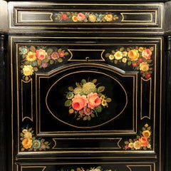 Secrétaire en bois laqué à riches décors de fleurs sur fond noir, XIXe