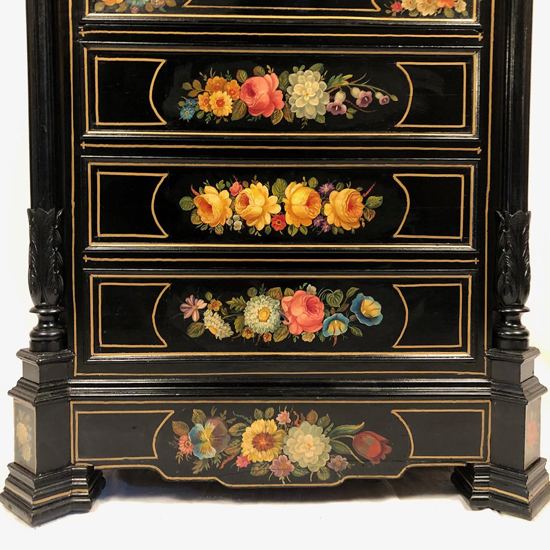 Secrétaire en bois laqué à riches décors de fleurs sur fond noir, XIXe (Napoleon III.) im Angebot