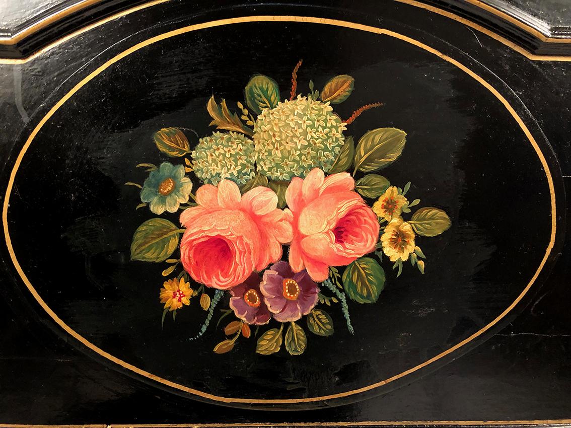 Secrétaire en bois laqué à riches décors de fleurs sur fond noir, XIXe (Französisch) im Angebot