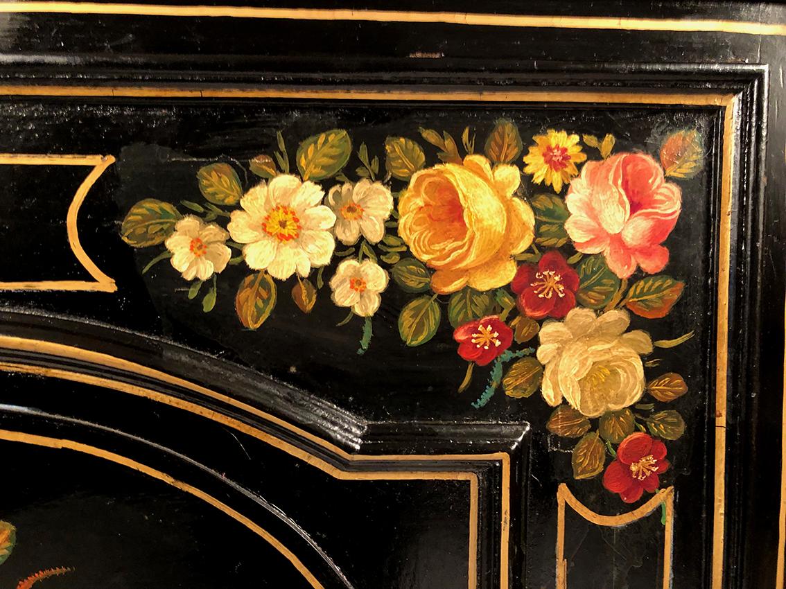 Secrétaire en bois laqué à riches décors de fleurs sur fond noir, XIXe (Lackiert) im Angebot