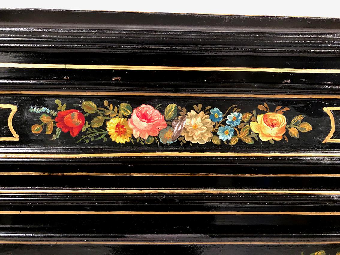 Secrétaire en bois laqué à riches décors de fleurs sur fond noir, XIXe In Fair Condition For Sale In ROYÈRE-DE-VASSIVIÈRE, FR