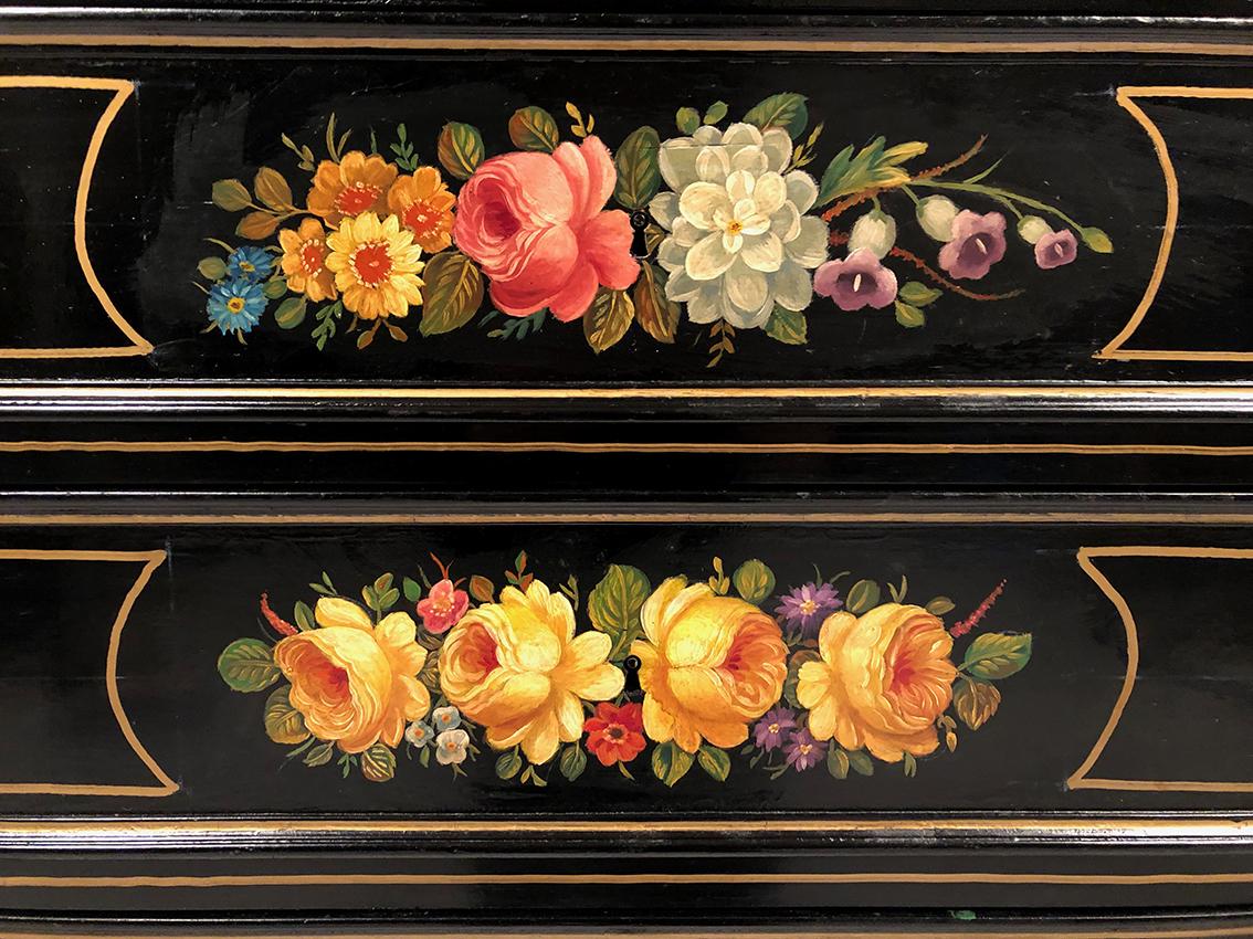 Secrétaire en bois laqué à riches décors de fleurs sur fond noir, XIXe (19. Jahrhundert) im Angebot