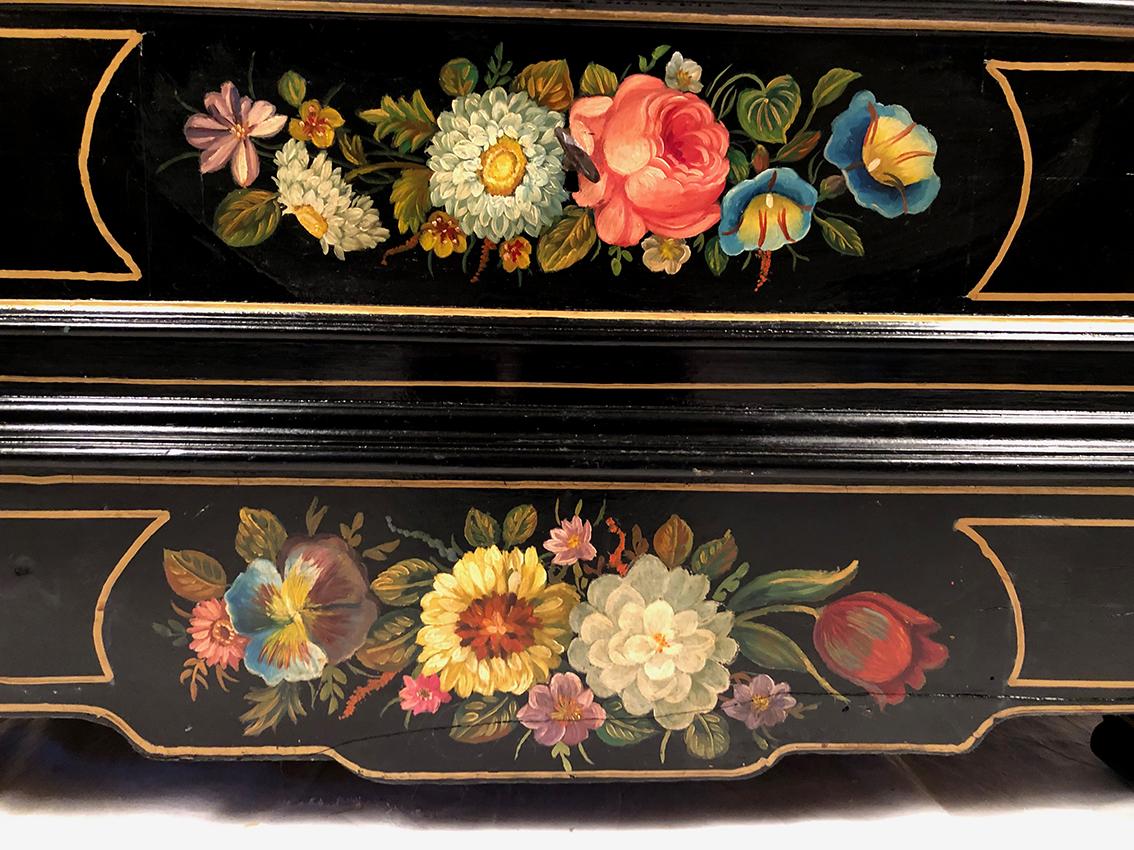 Wood Secrétaire en bois laqué à riches décors de fleurs sur fond noir, XIXe For Sale
