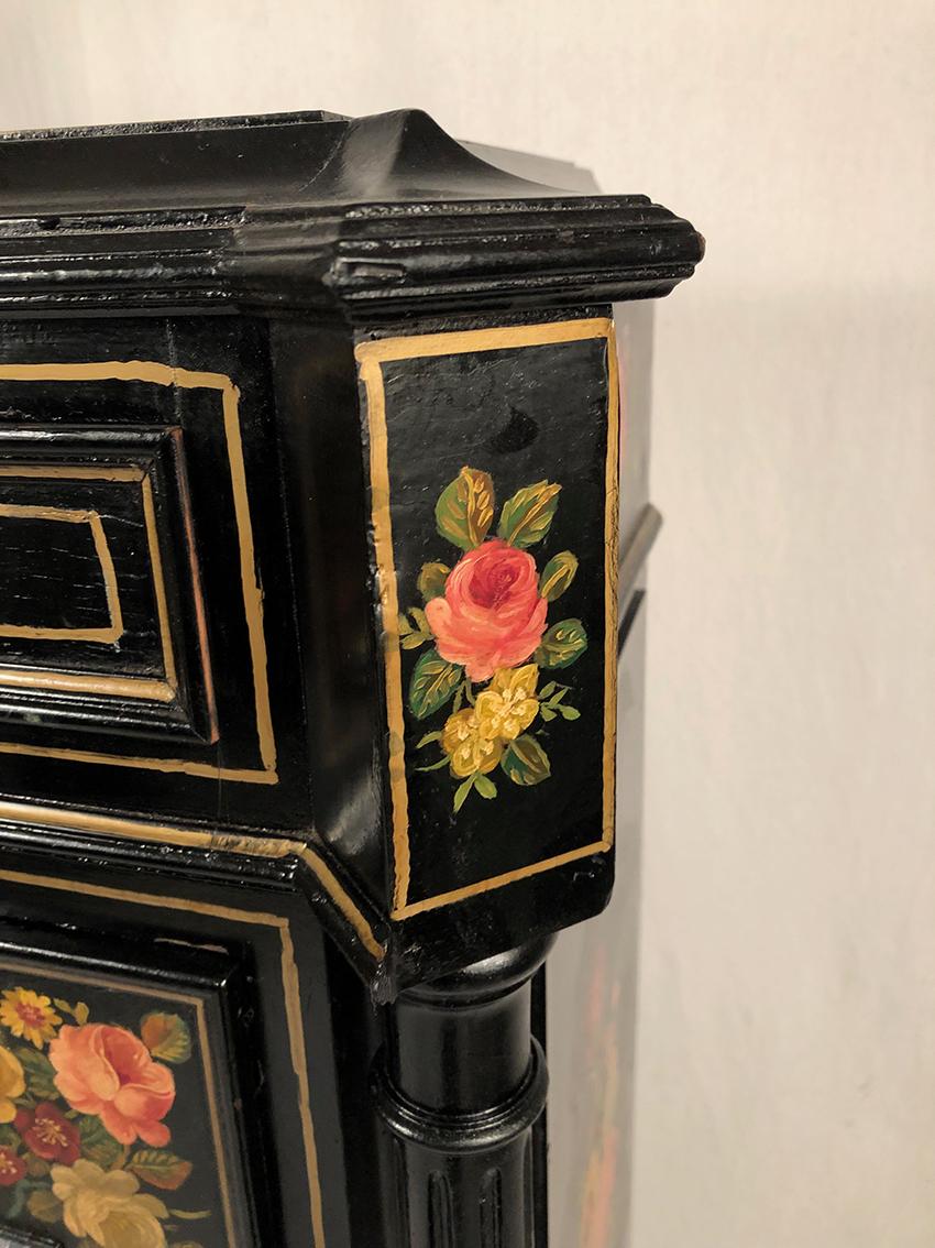 Secrétaire en bois laqué à riches décors de fleurs sur fond noir, XIXe For Sale 1
