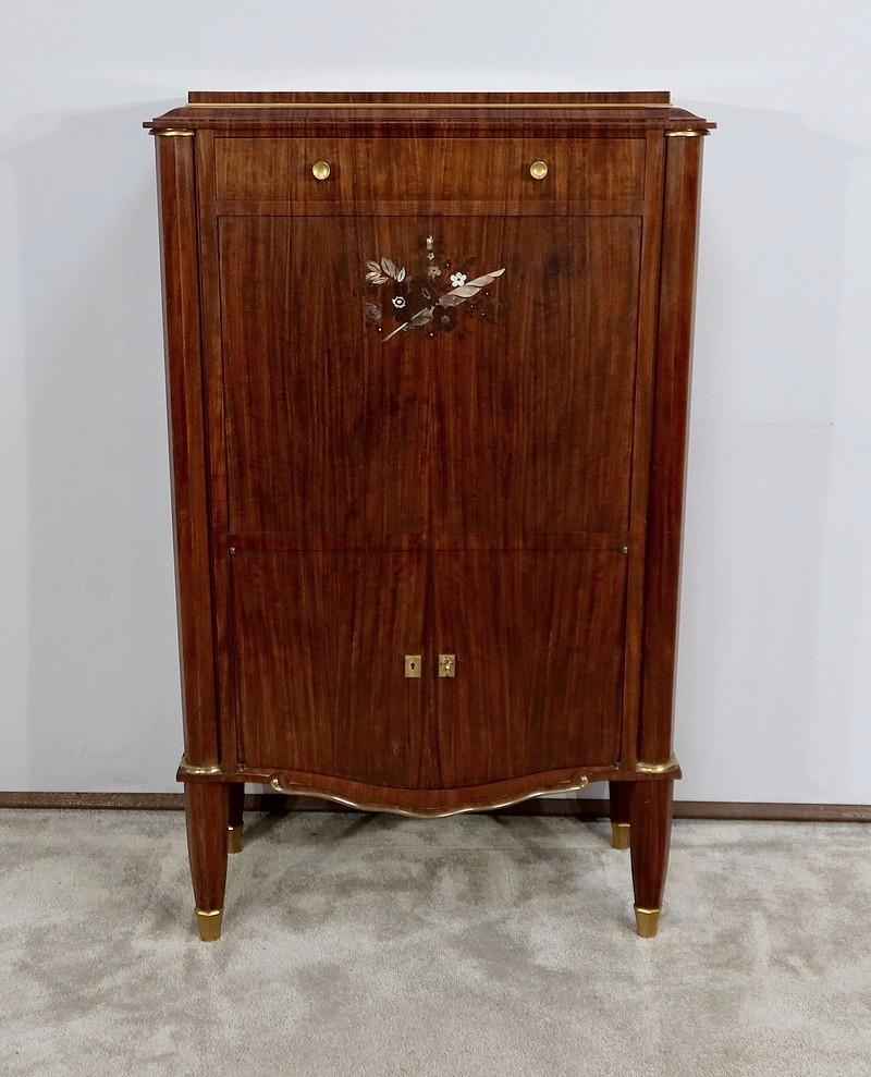 Un ravissant bureau conçu par Jules Leleu (1883-1961), un célèbre designer français de la période Art déco. Ce décorateur et ébéniste légendaire a su allier élégance et luxe dans un style raffiné.
Ce meuble de grande qualité, aux lignes épurées et