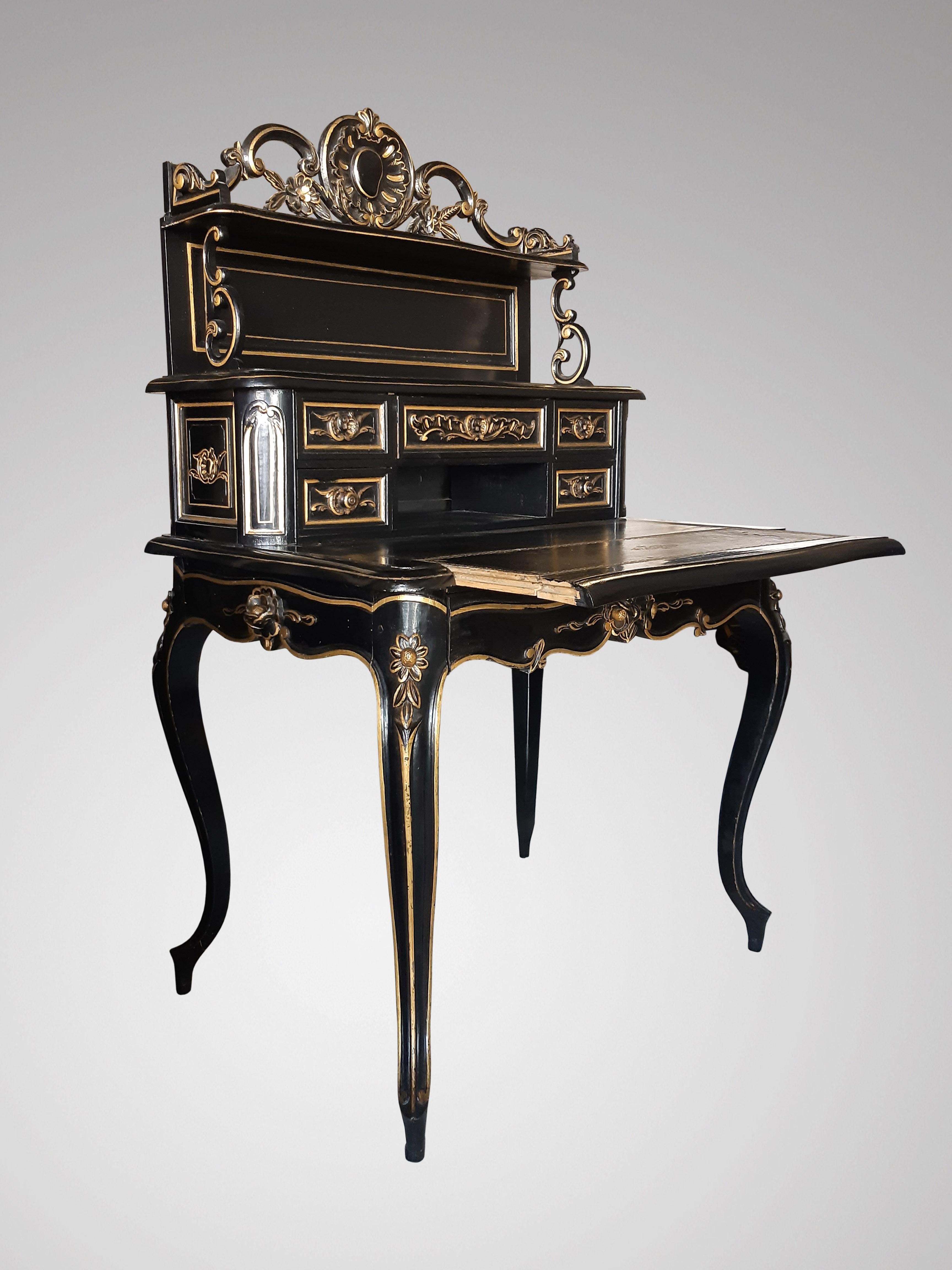 Pretty little happiness of the day with step, carved molded wood, black lacquer, gold color rechampi.
Opening with a frieze drawer, an open central compartment and five small drawers.
As you can see in the photos, some wear on the original
