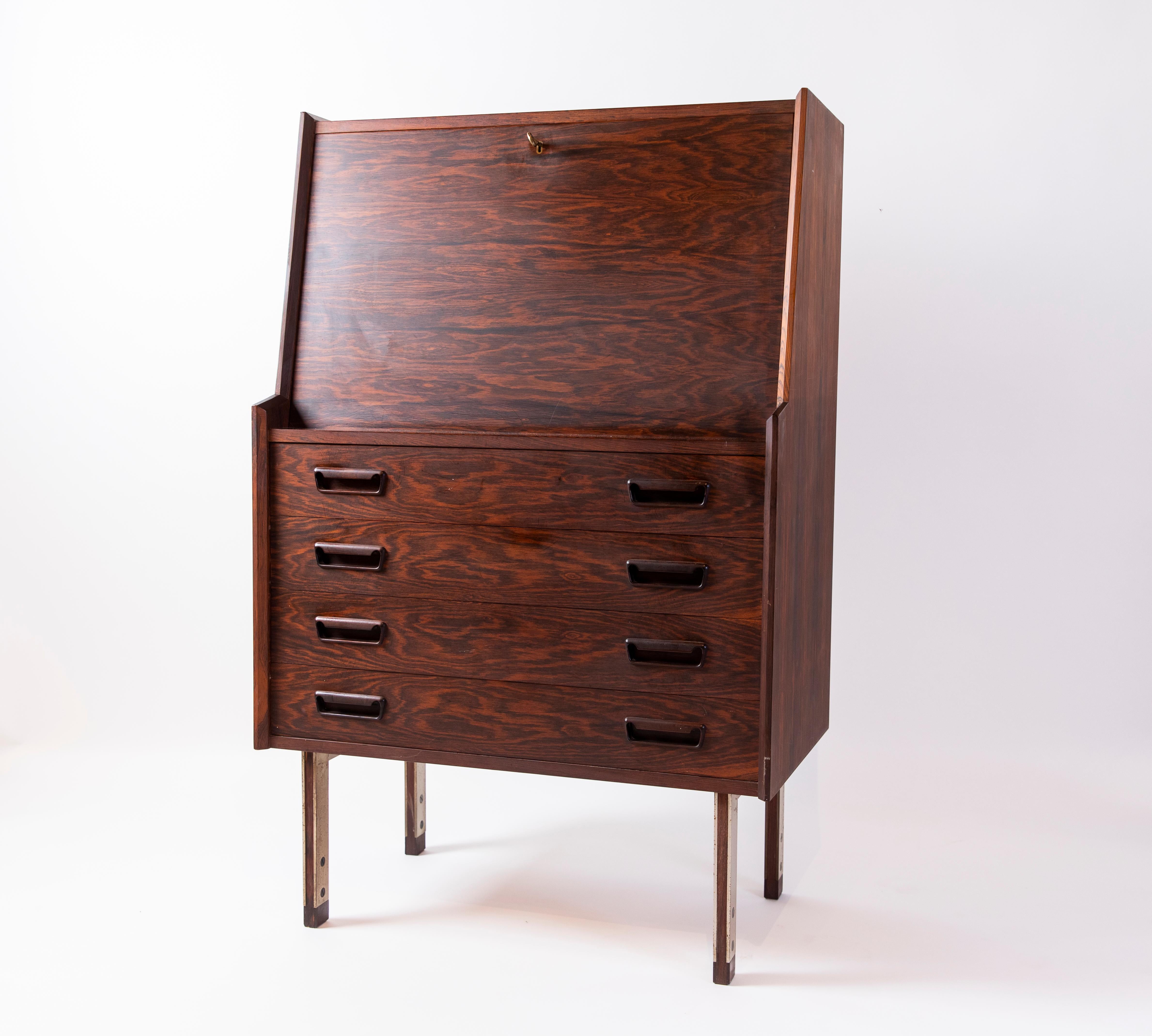 This secretaire in palisander wood by Arne Wahl Iversen for Vinde Mobelfabrik is a great piece to be placed in a chic and refined house, a perfect element to be used to write and study.