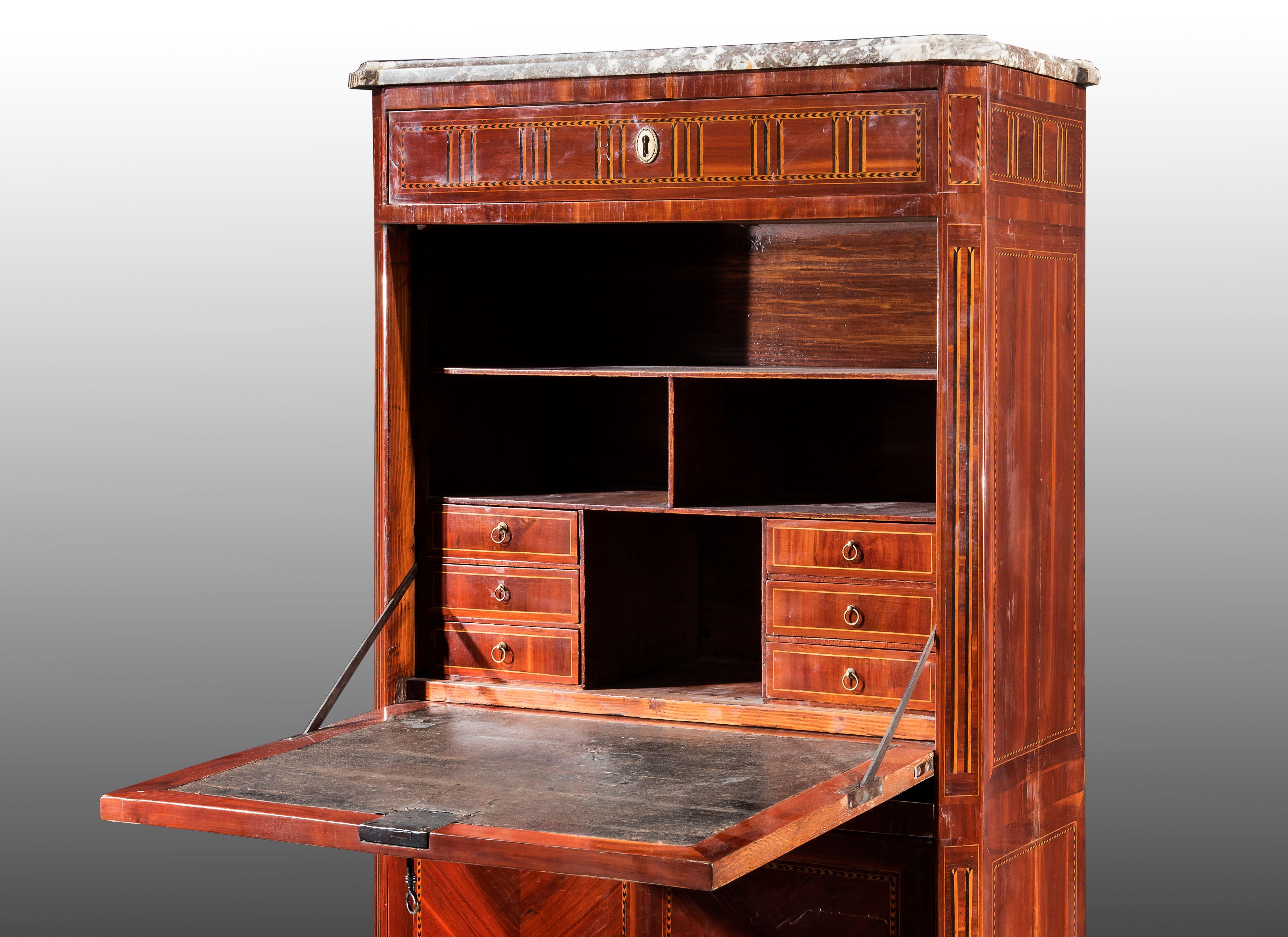 18th Century Secrétaire lambrissé et marqueté de différents bois, France, fin du XVIIIe siècle en vente