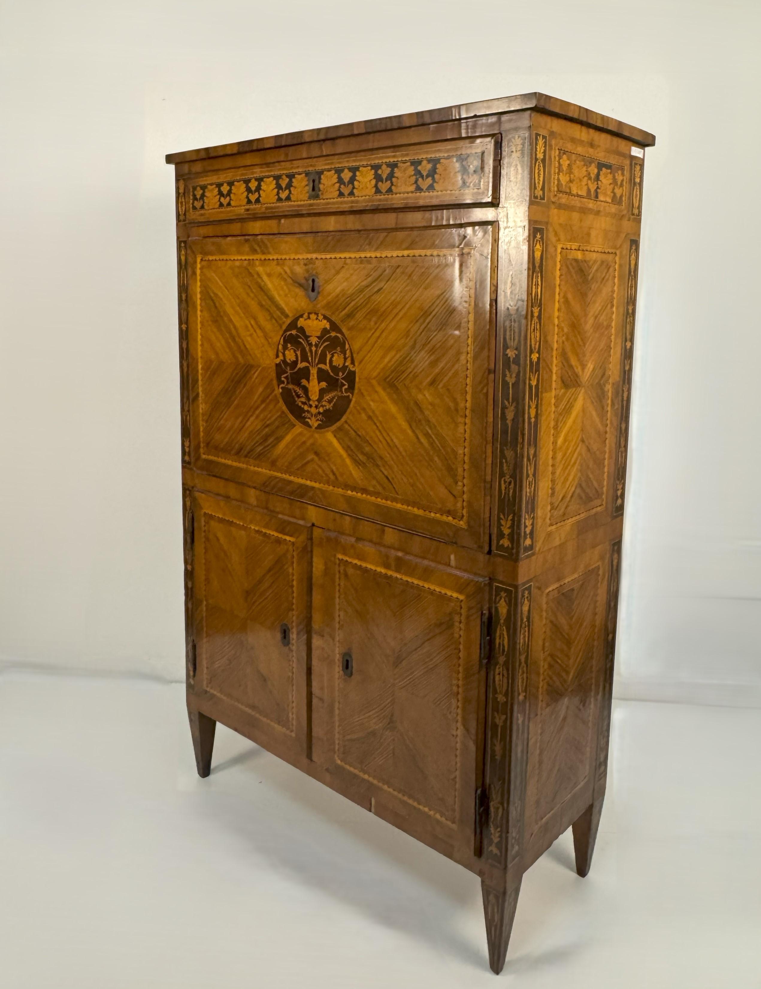 Secretaire, Lombardy, late 18th century In Good Condition For Sale In Milano, IT