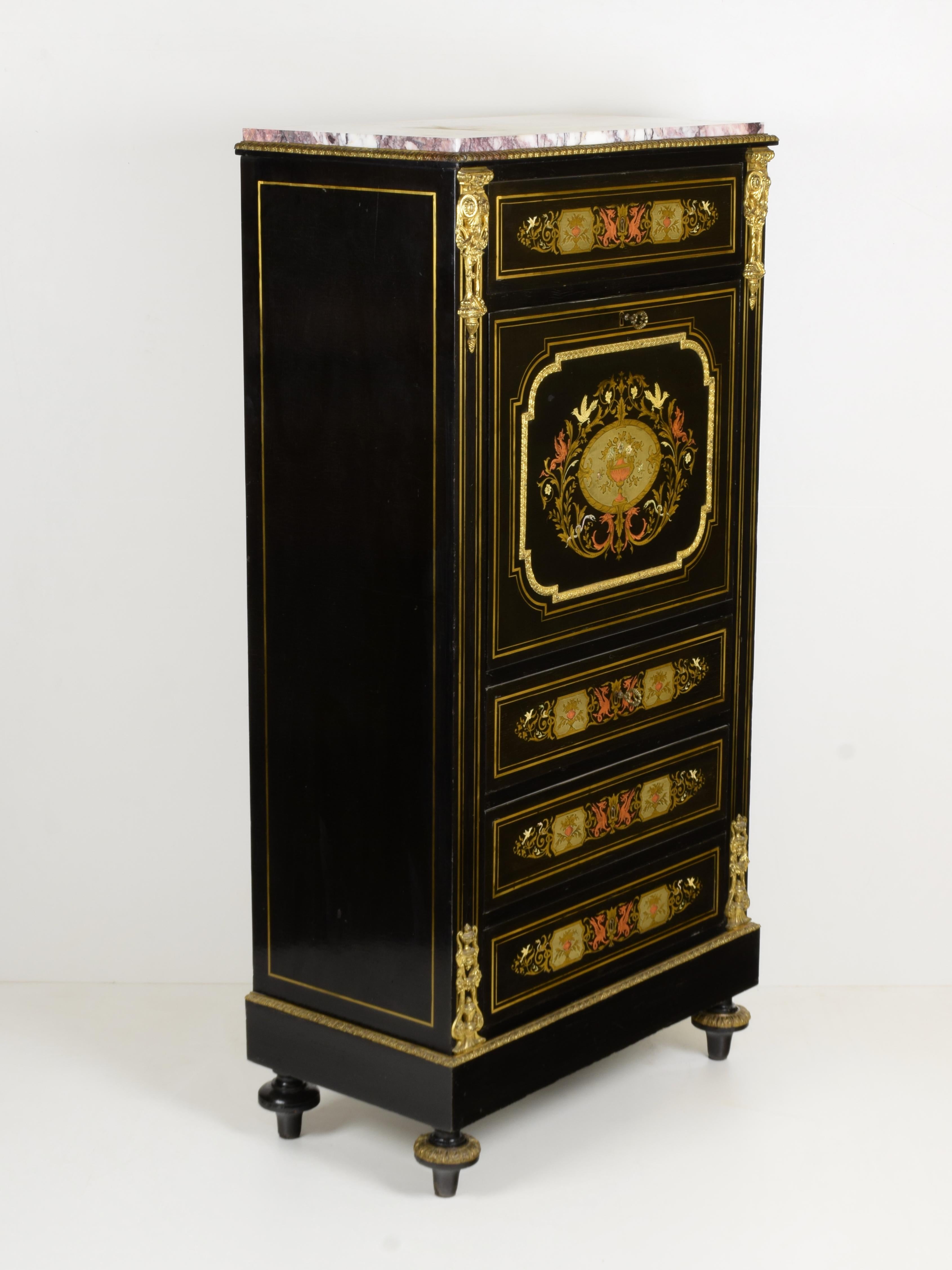 France, second half '800
Lastronate in ebanized wood.
Inlay in brass, copper, pewter, mother-of-pearl.
Marble top in 
