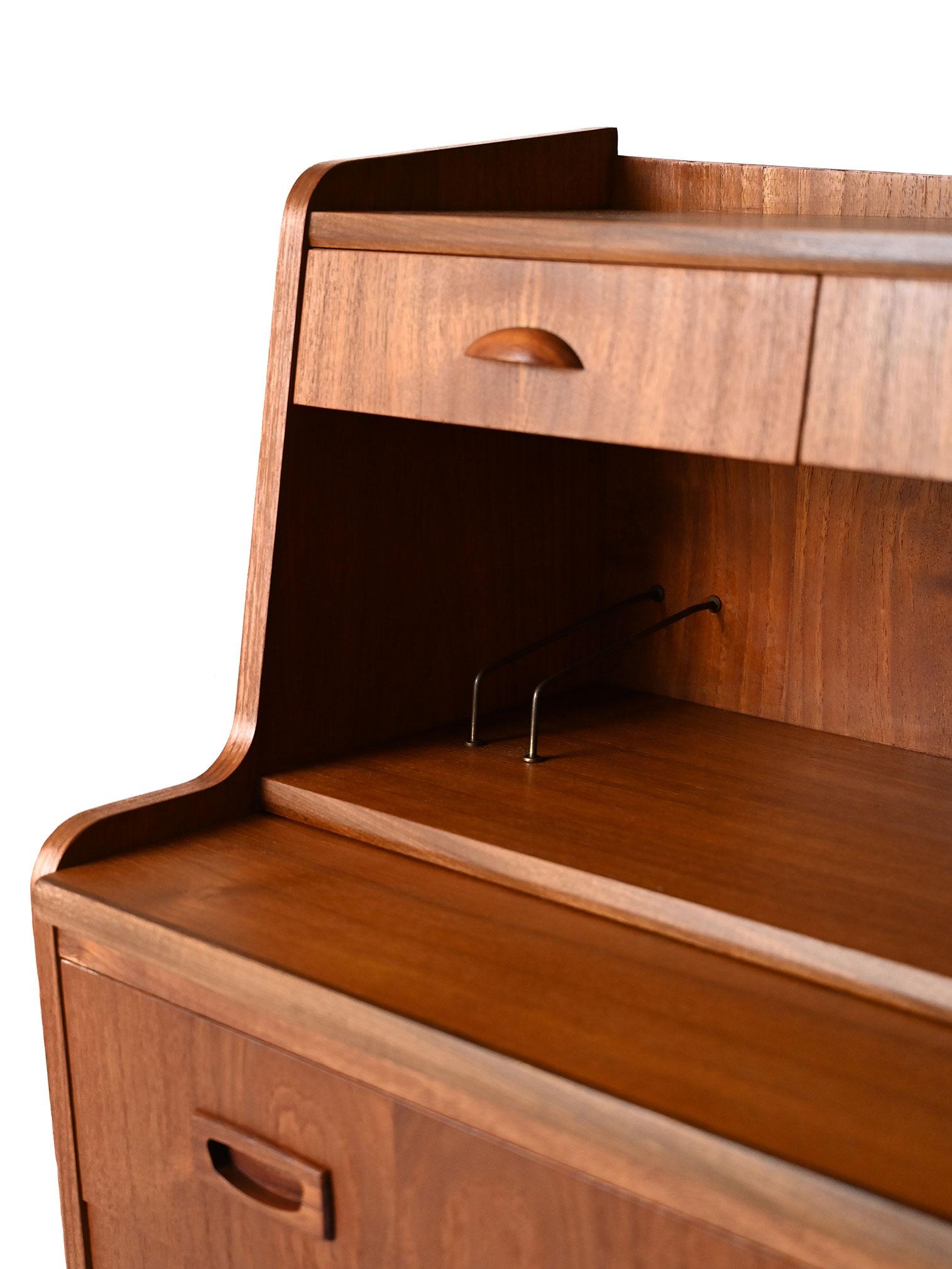 Secreter escandinavo de teca con asas talladas Mid-20th Century en venta