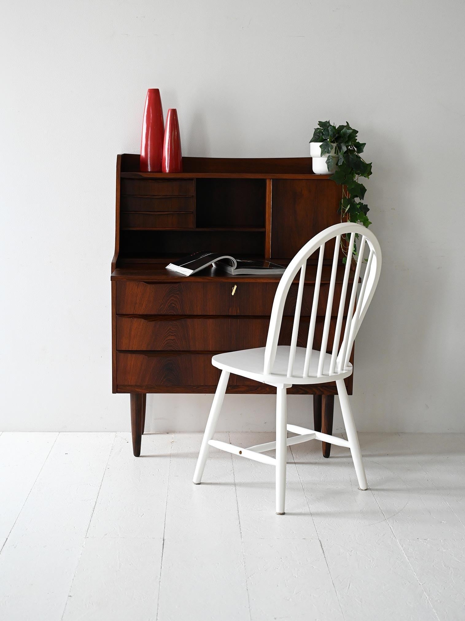 Sekretär aus Palisanderholz mit dunkler Maserung, ausziehbarem Deckel, Innenspiegel und unteren Schubladen. Elegantes nordisches Design der 50er/60er Jahre.

Sekretär aus Palisanderholz mit gedrechselten Beinen und ausgeprägter dunkler Maserung. Im